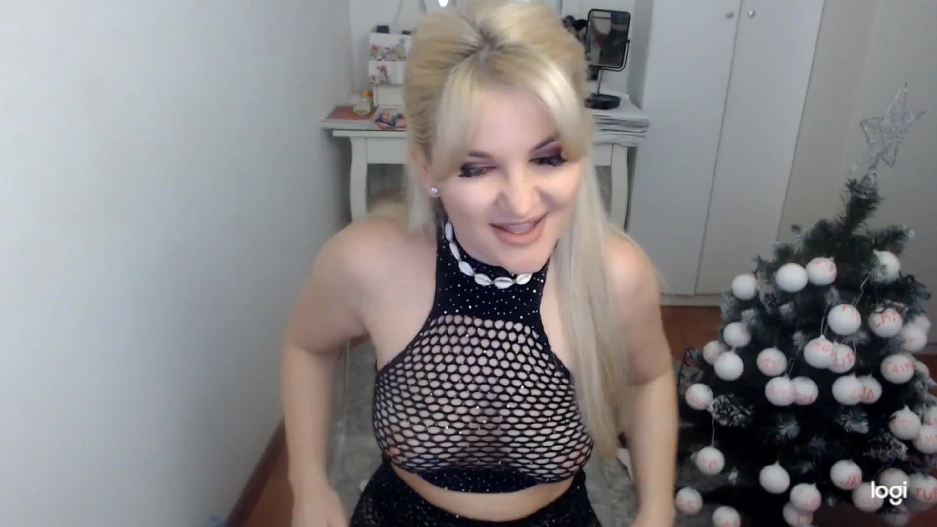 Gallery image thumbnail from WinterJewel's myfreecams stream on, 12/17/2025, 09:29 image 4 of 20
