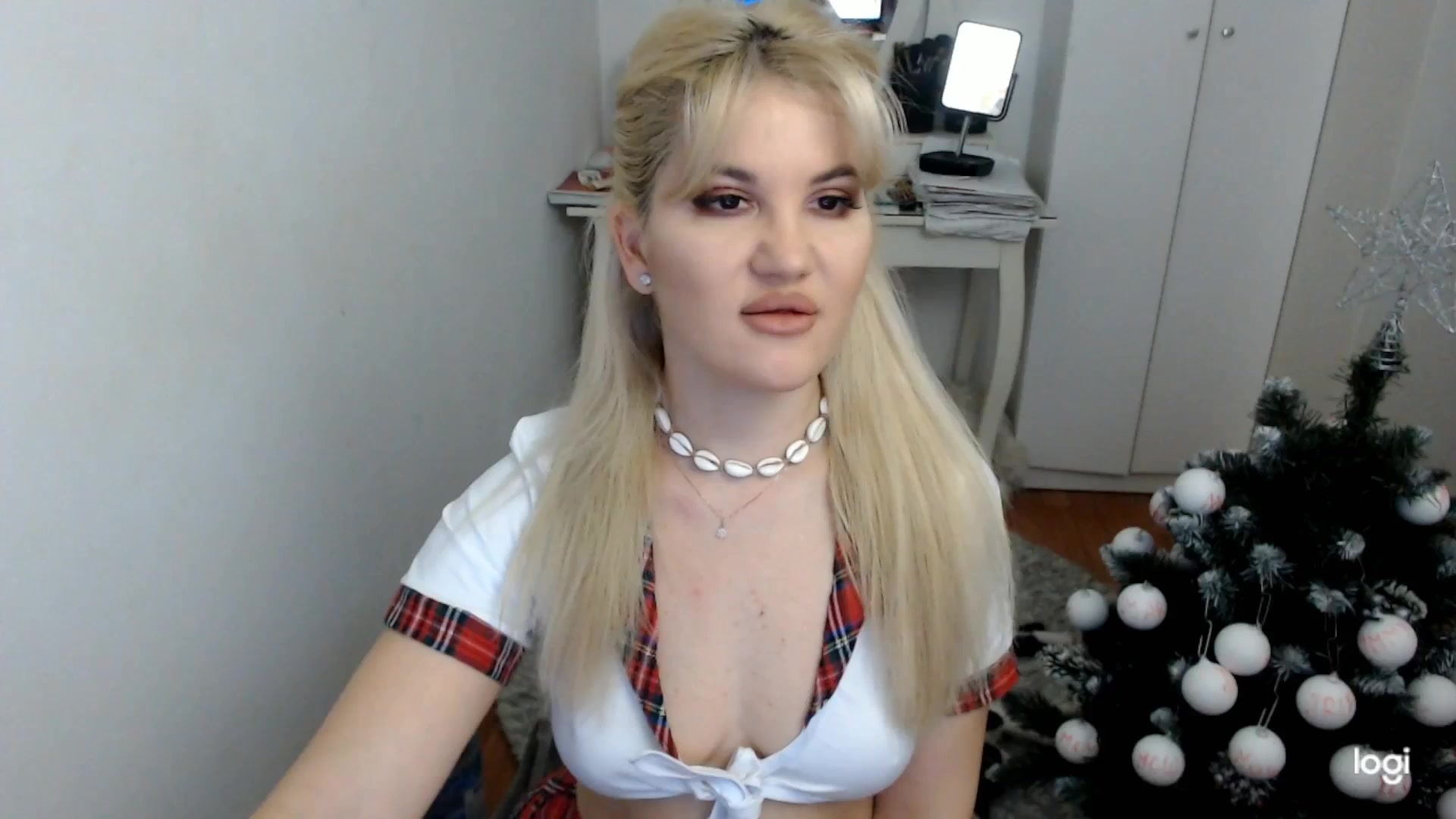 Gallery image thumbnail from WinterJewel's myfreecams stream on, 12/22/2025, 09:31 image 2 of 20