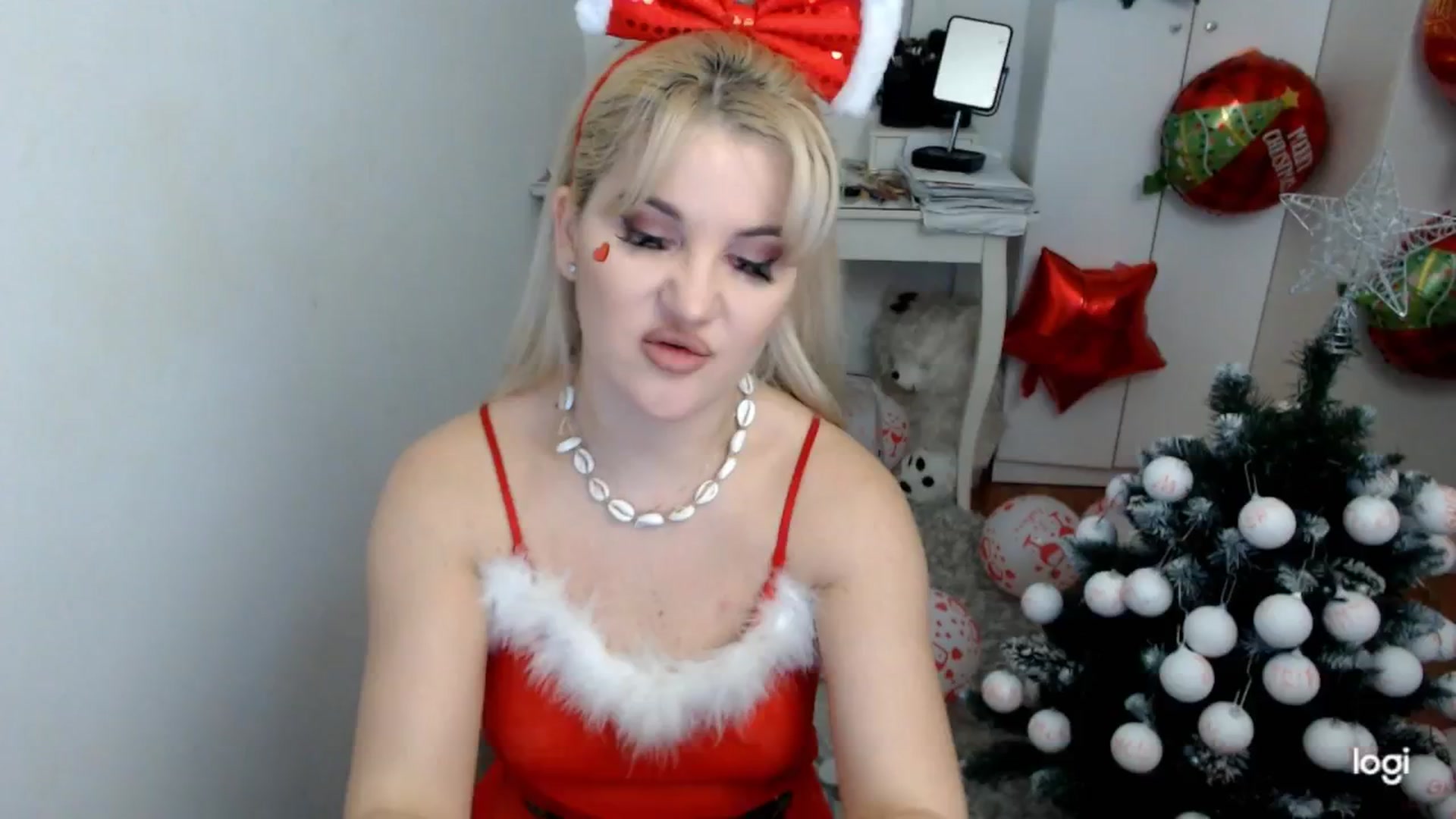 Gallery image thumbnail from WinterJewel's myfreecams stream on, 12/24/2025, 10:59 image 4 of 20