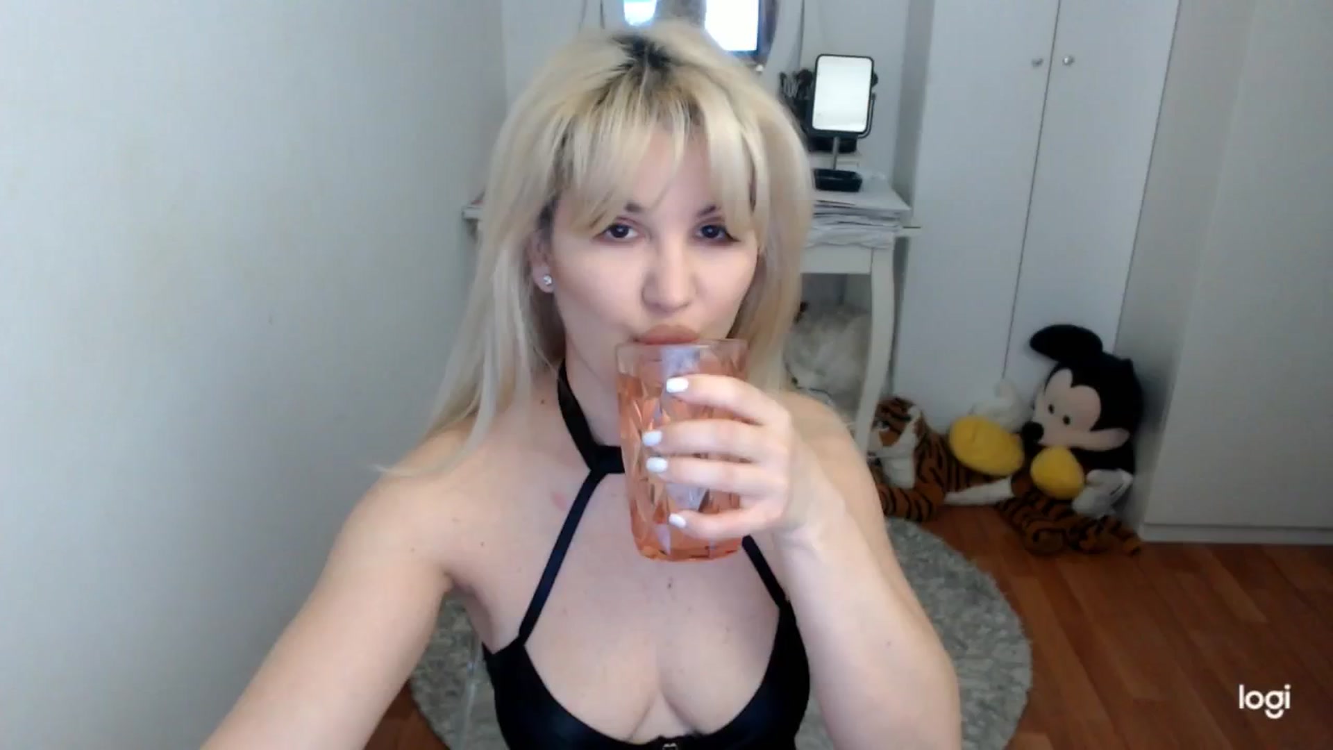 Gallery image thumbnail from WinterJewel's myfreecams stream on, 01/06/2026, 09:29 image 1 of 20