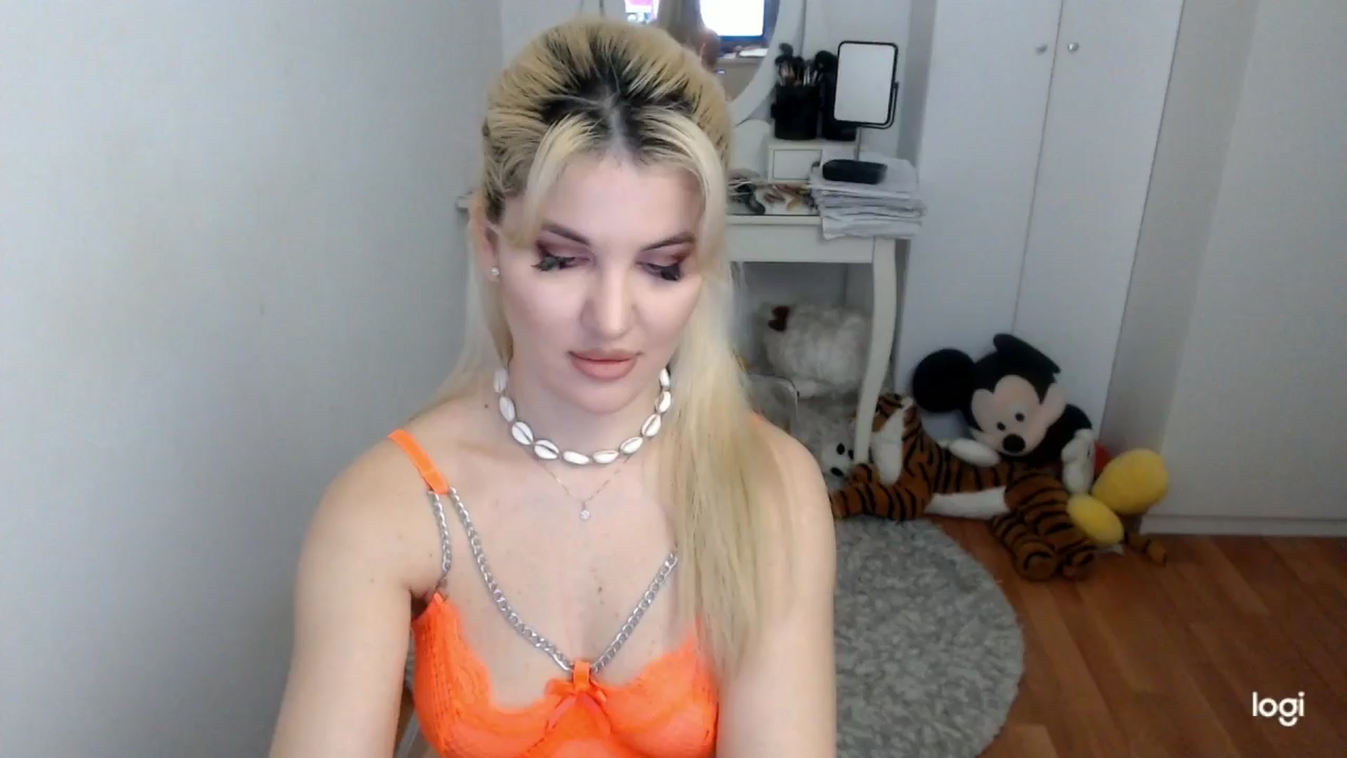 Gallery image thumbnail from WinterJewel's myfreecams stream on, 01/20/2026, 09:52 image 3 of 20