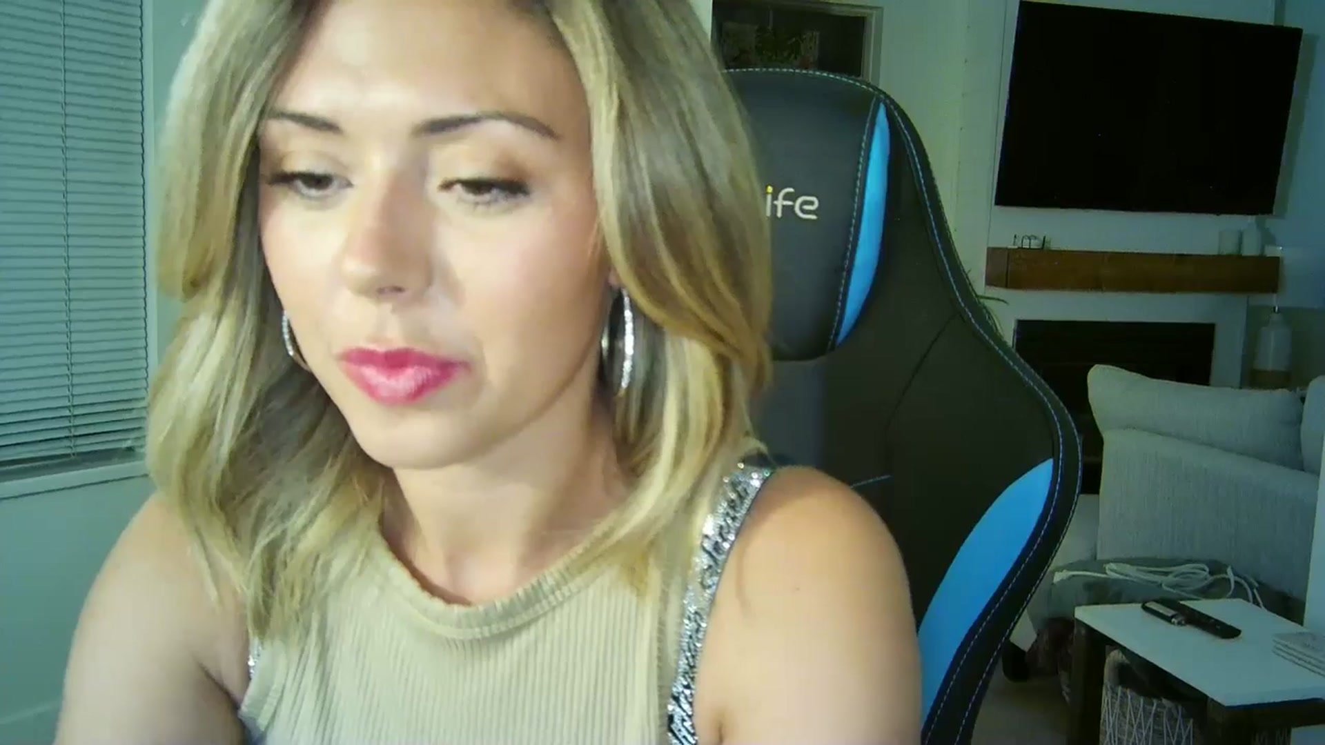 Gallery image thumbnail from Winxzyyy's myfreecams stream on, 08/17/2024, 06:16 image 11 of 20