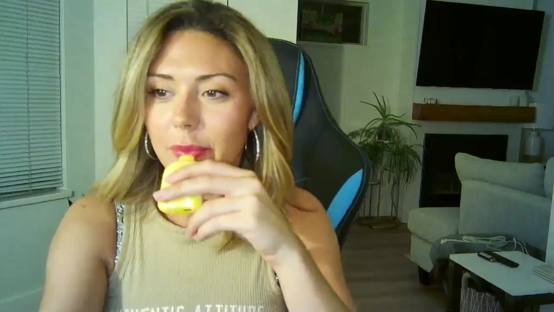 Gallery image thumbnail from Winxzyyy's myfreecams stream on, 08/17/2024, 06:16 image 15 of 20