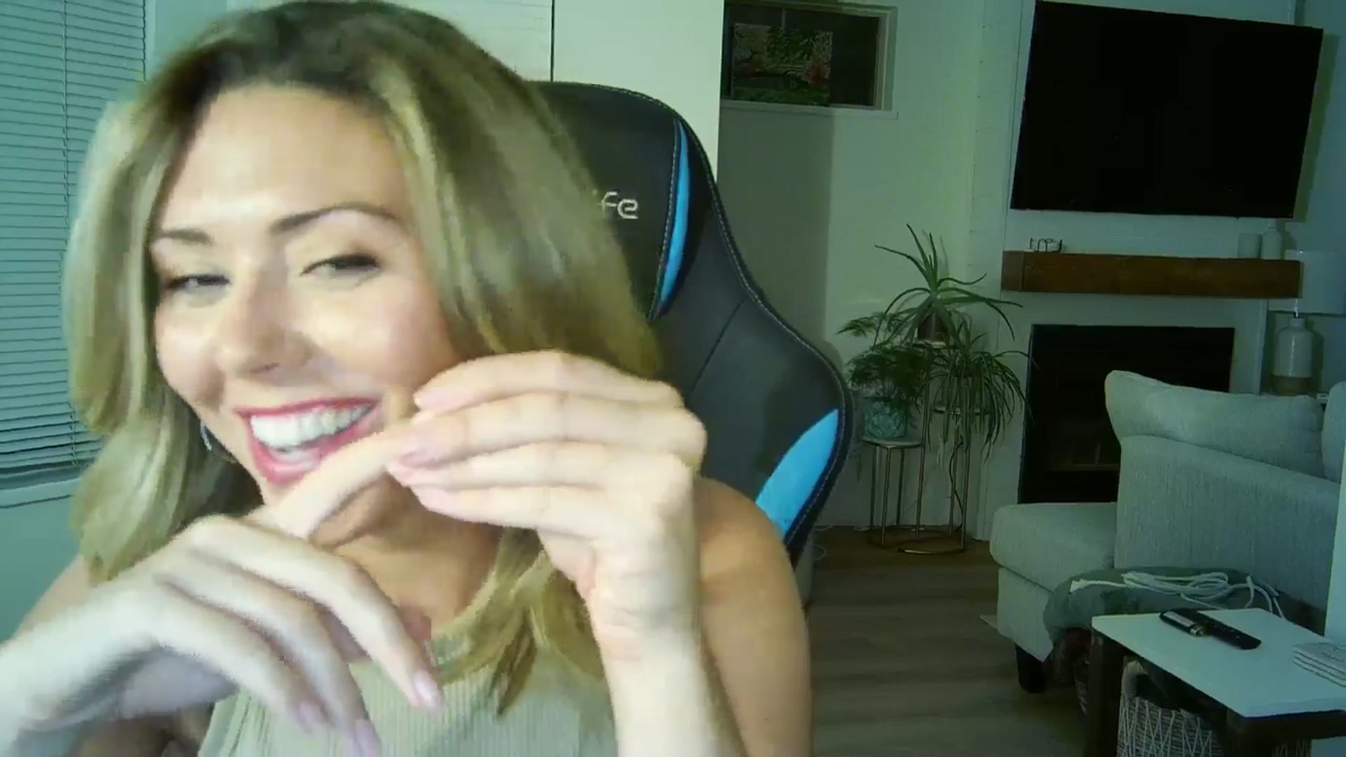 Gallery image thumbnail from Winxzyyy's myfreecams stream on, 08/17/2024, 06:16 image 16 of 20