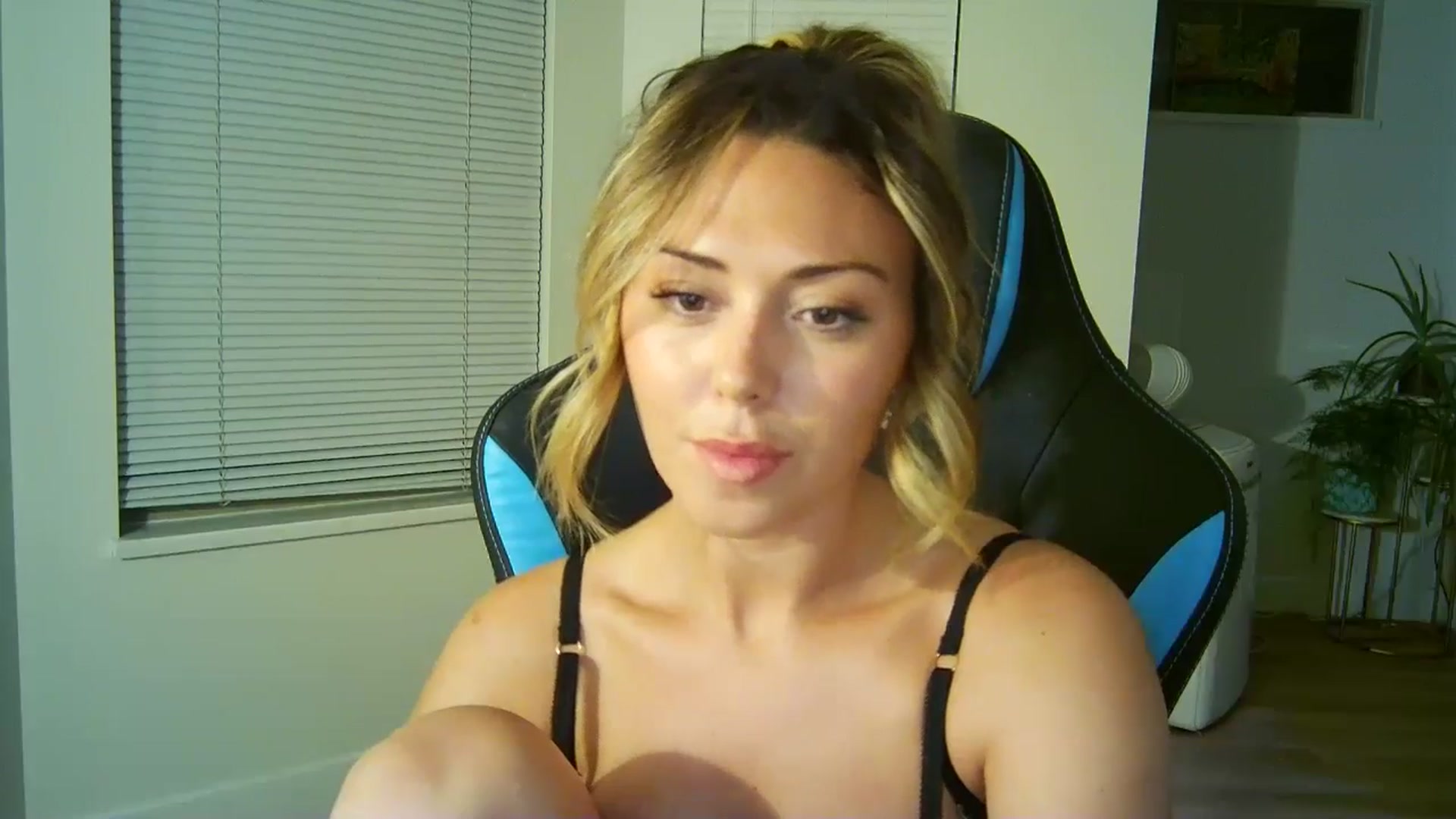 Gallery image thumbnail from Winxzyyy's myfreecams stream on, 08/18/2024, 07:45 image 7 of 20