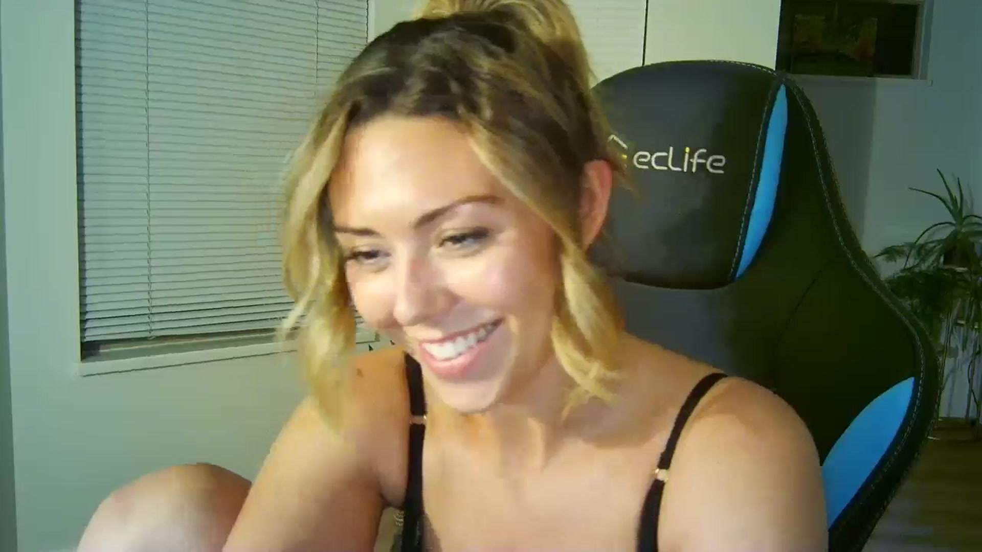 Gallery image thumbnail from Winxzyyy's myfreecams stream on, 08/18/2024, 07:45 image 6 of 20