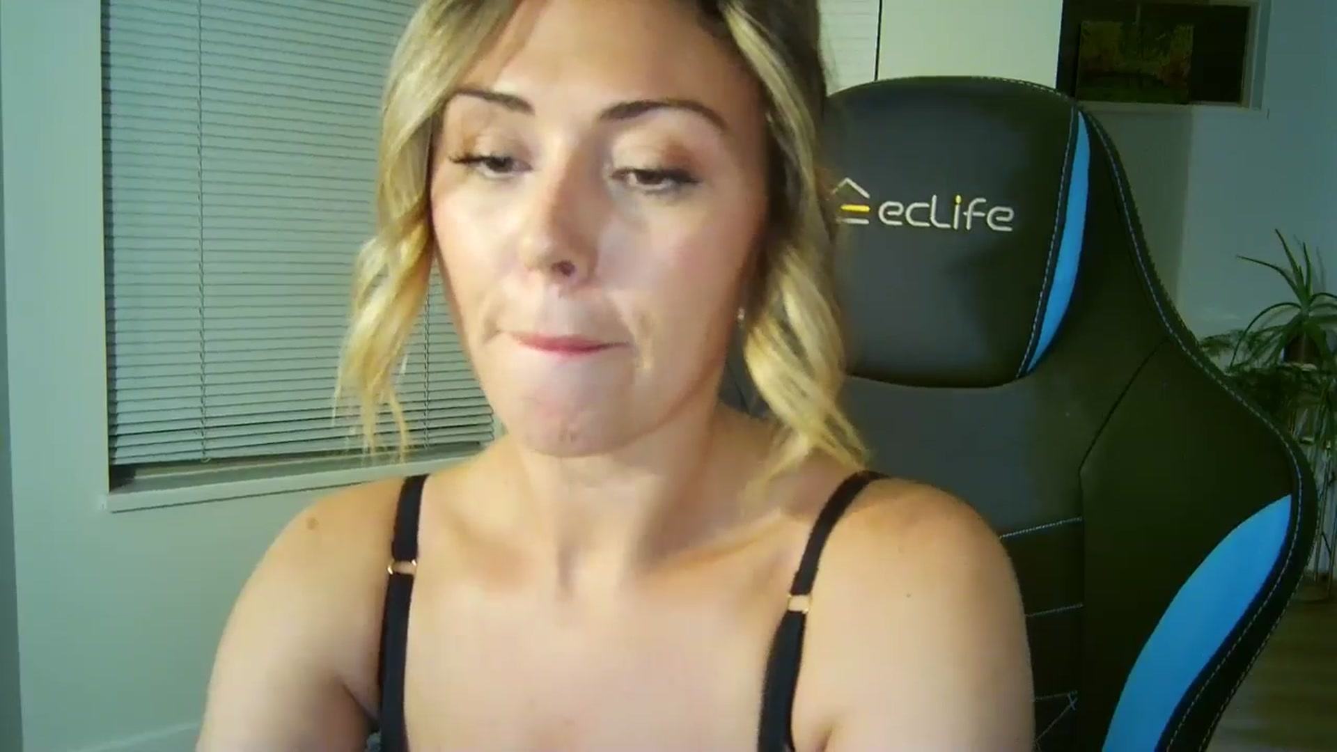 Gallery image thumbnail from Winxzyyy's myfreecams stream on, 08/18/2024, 07:45 image 15 of 20