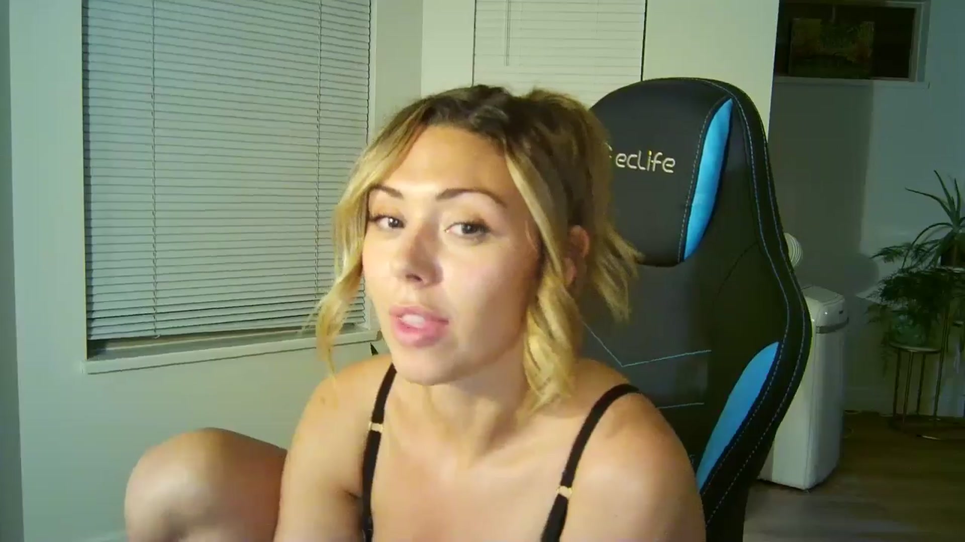 Gallery image thumbnail from Winxzyyy's myfreecams stream on, 08/18/2024, 08:55 image 12 of 20