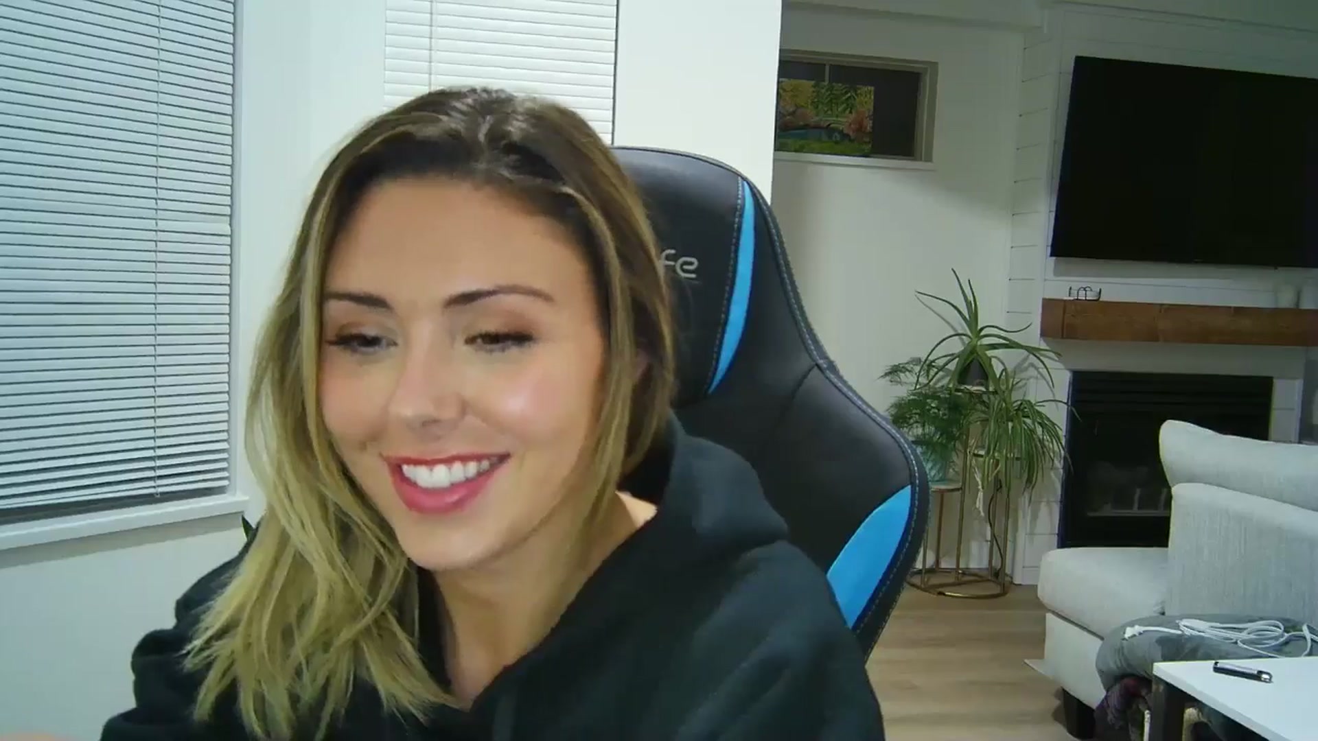Gallery image thumbnail from Winxzyyy's myfreecams stream on, 08/20/2024, 06:42 image 13 of 20