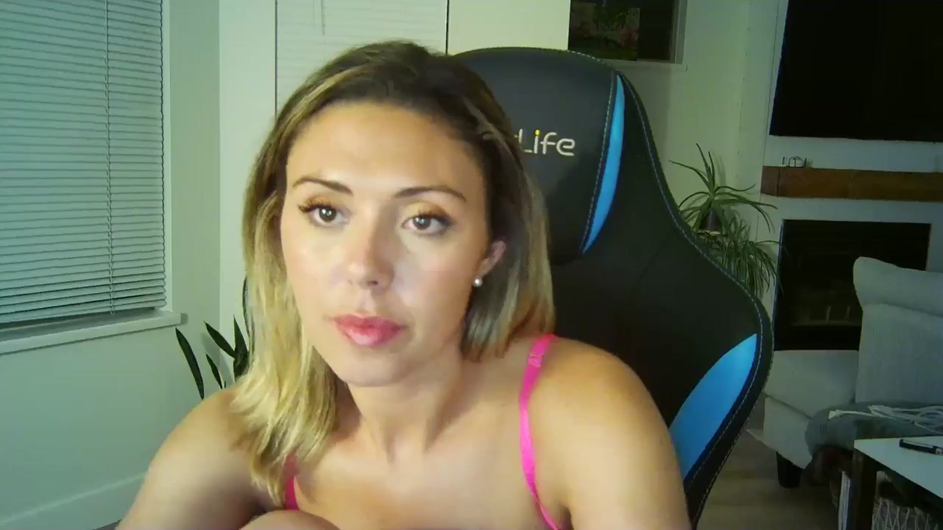 Gallery image thumbnail from Winxzyyy's myfreecams stream on, 08/20/2024, 07:37 image 20 of 20