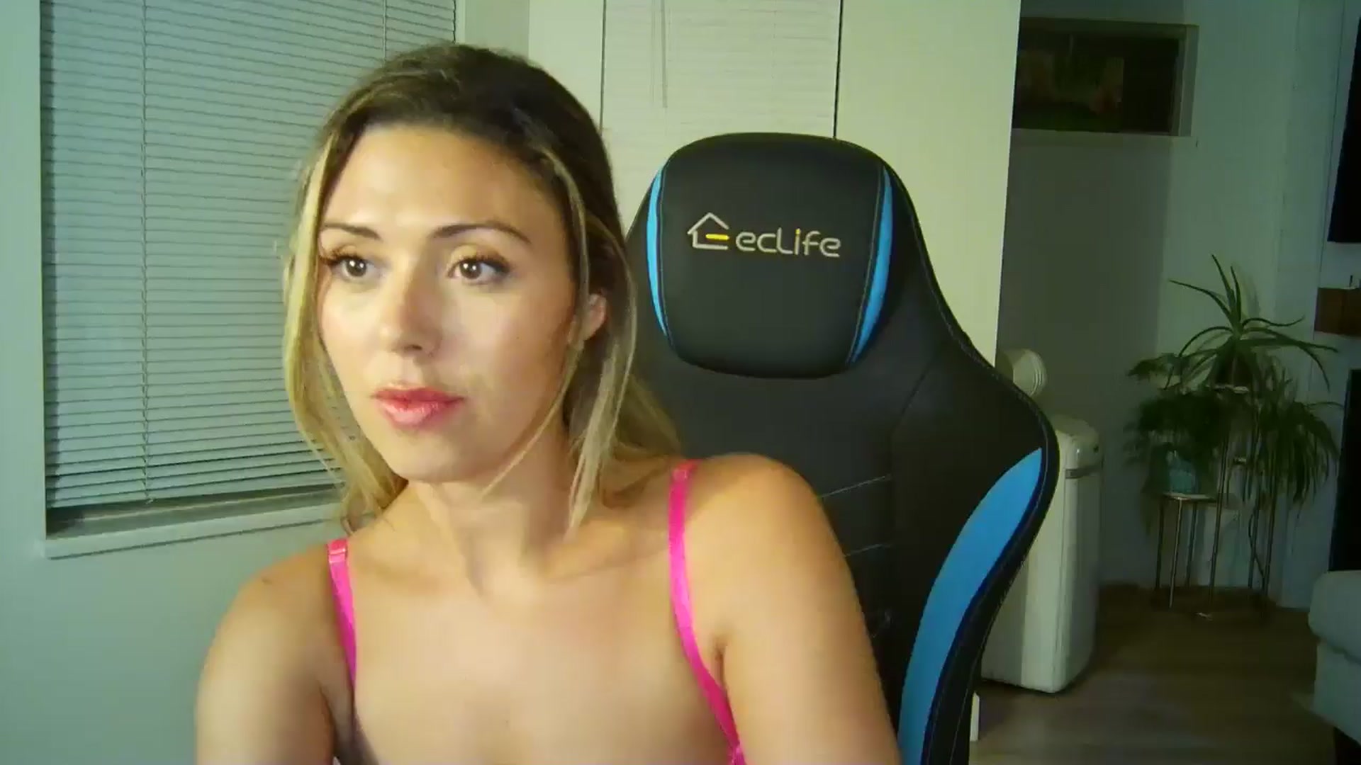 Gallery image thumbnail from Winxzyyy's myfreecams stream on, 08/20/2024, 07:37 image 1 of 20