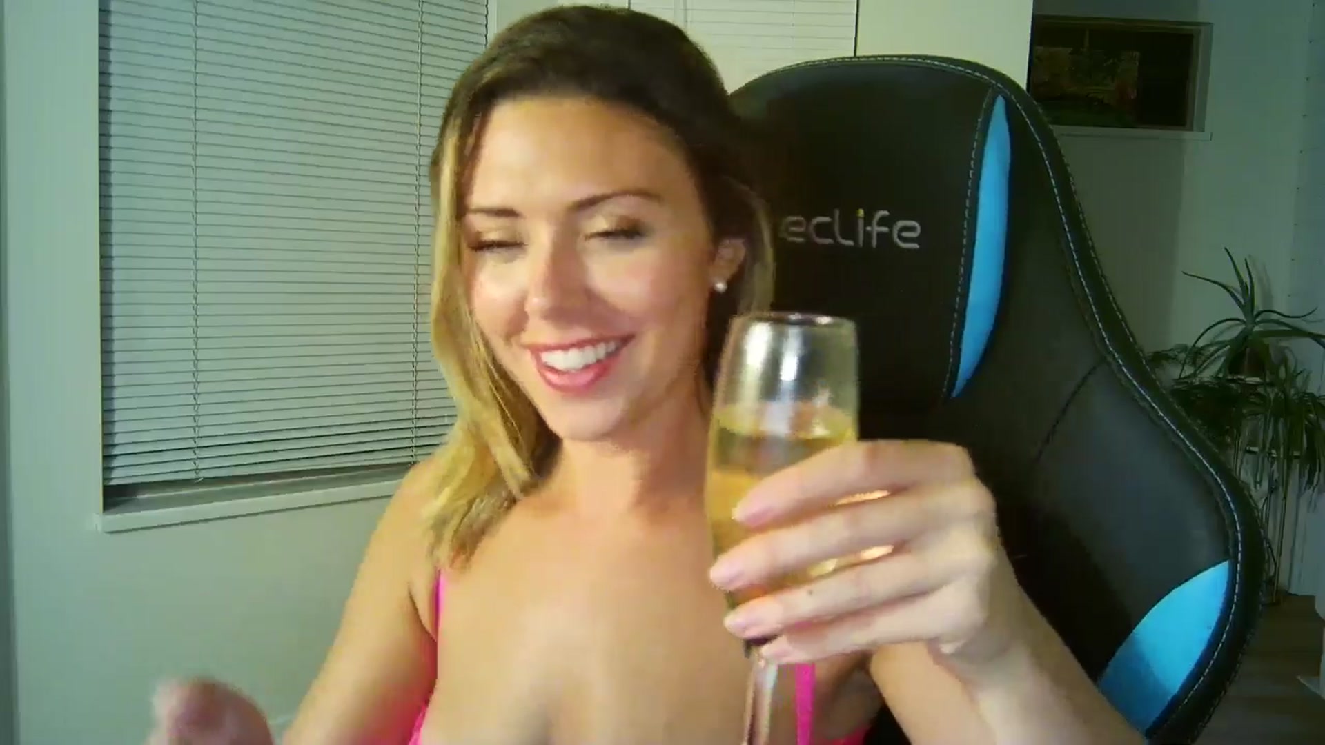 Gallery image thumbnail from Winxzyyy's myfreecams stream on, 08/20/2024, 11:07 image 6 of 20