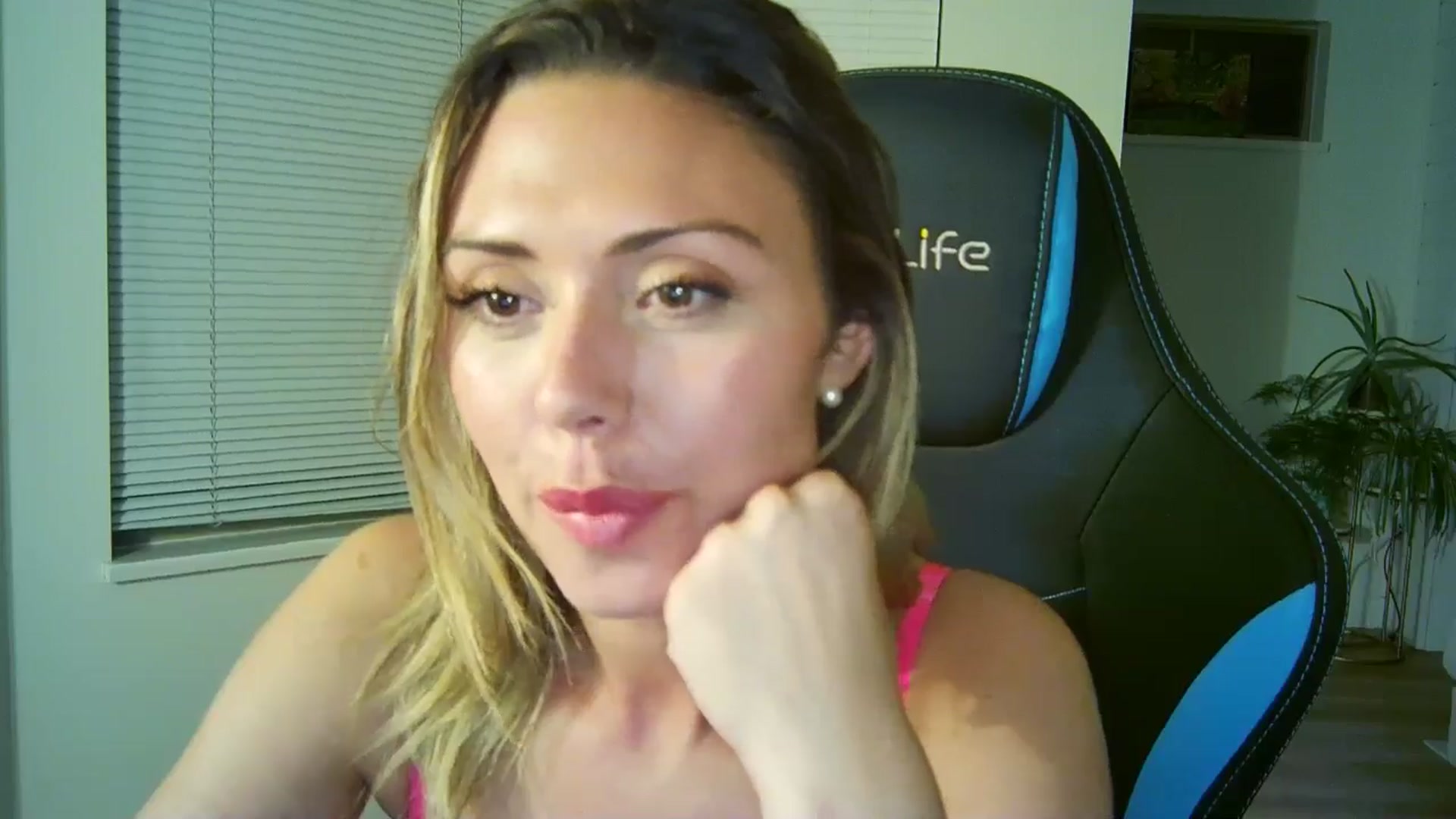 Gallery image thumbnail from Winxzyyy's myfreecams stream on, 08/20/2024, 11:07 image 7 of 20