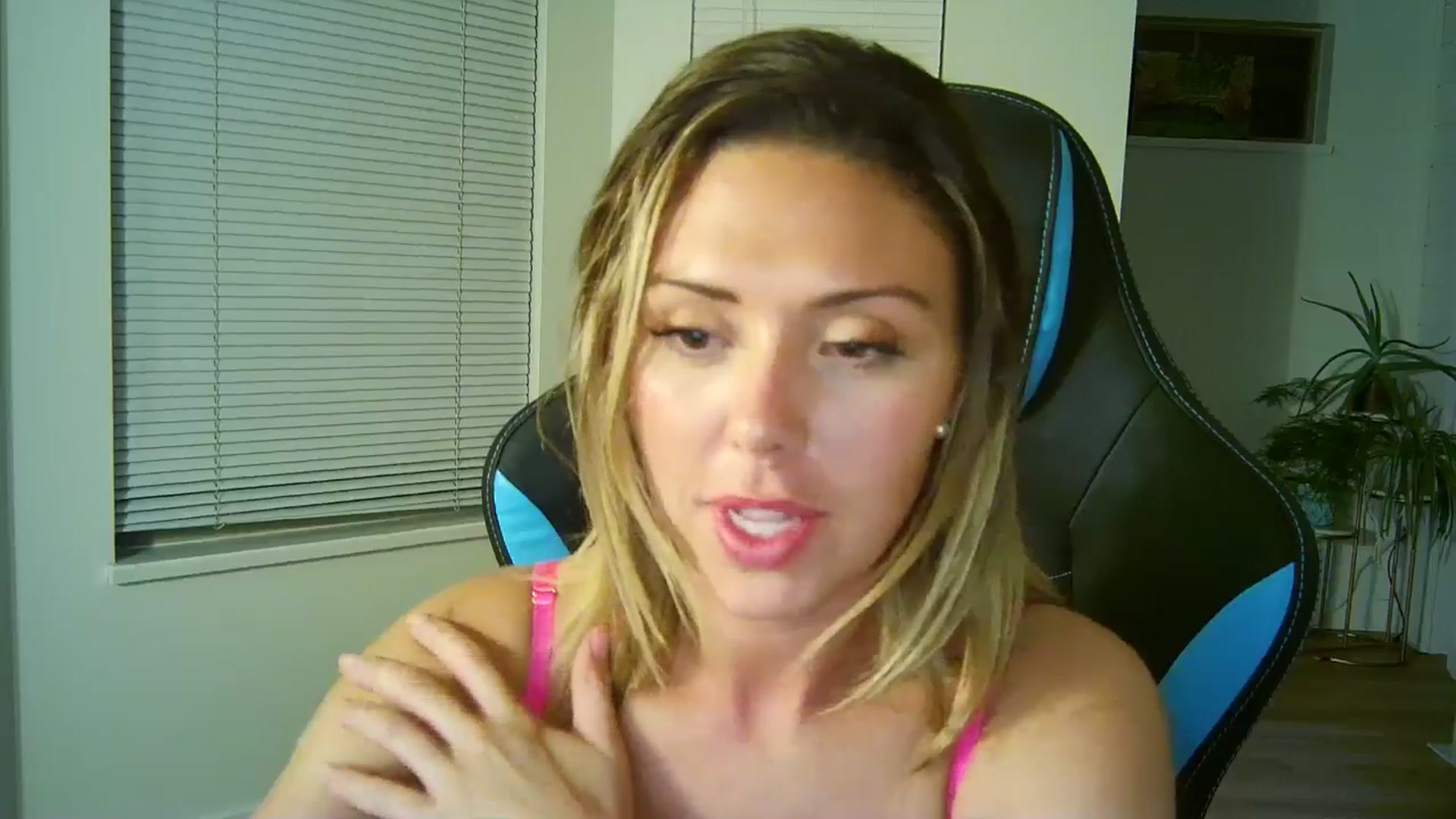 Gallery image thumbnail from Winxzyyy's myfreecams stream on, 08/20/2024, 11:07 image 18 of 20