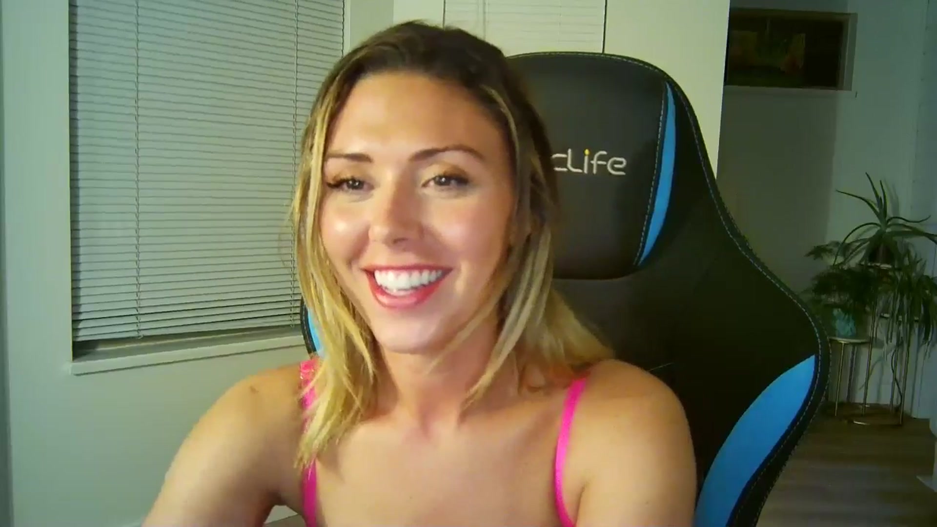 Gallery image thumbnail from Winxzyyy's myfreecams stream on, 08/20/2024, 11:07 image 16 of 20