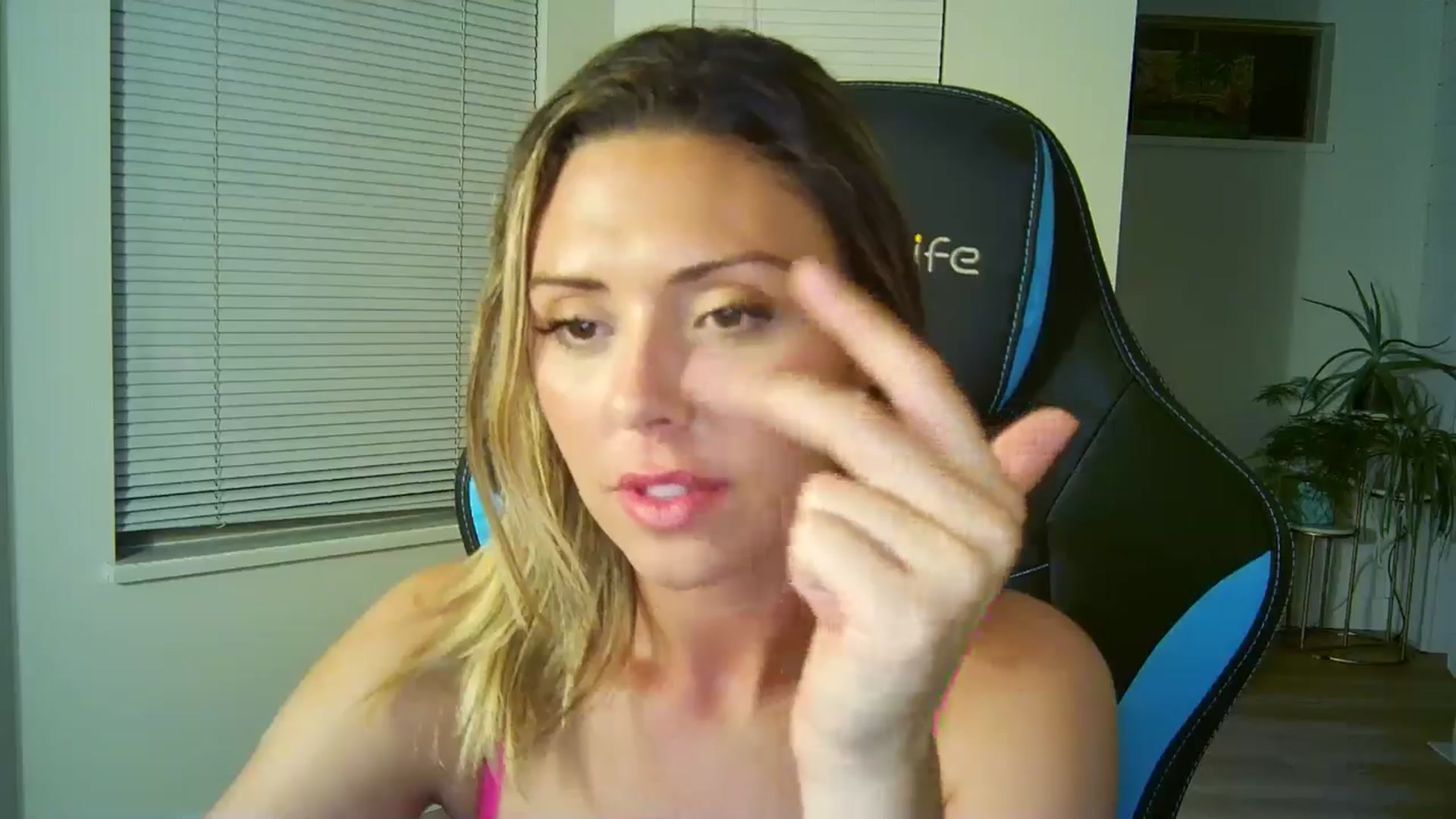 Gallery image thumbnail from Winxzyyy's myfreecams stream on, 08/20/2024, 11:07 image 19 of 20