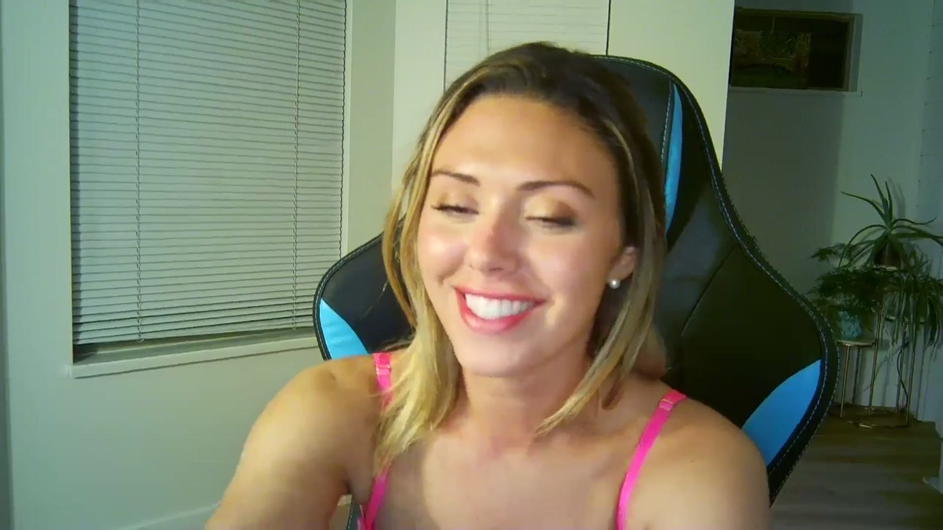 Gallery image thumbnail from Winxzyyy's myfreecams stream on, 08/20/2024, 11:07 image 15 of 20