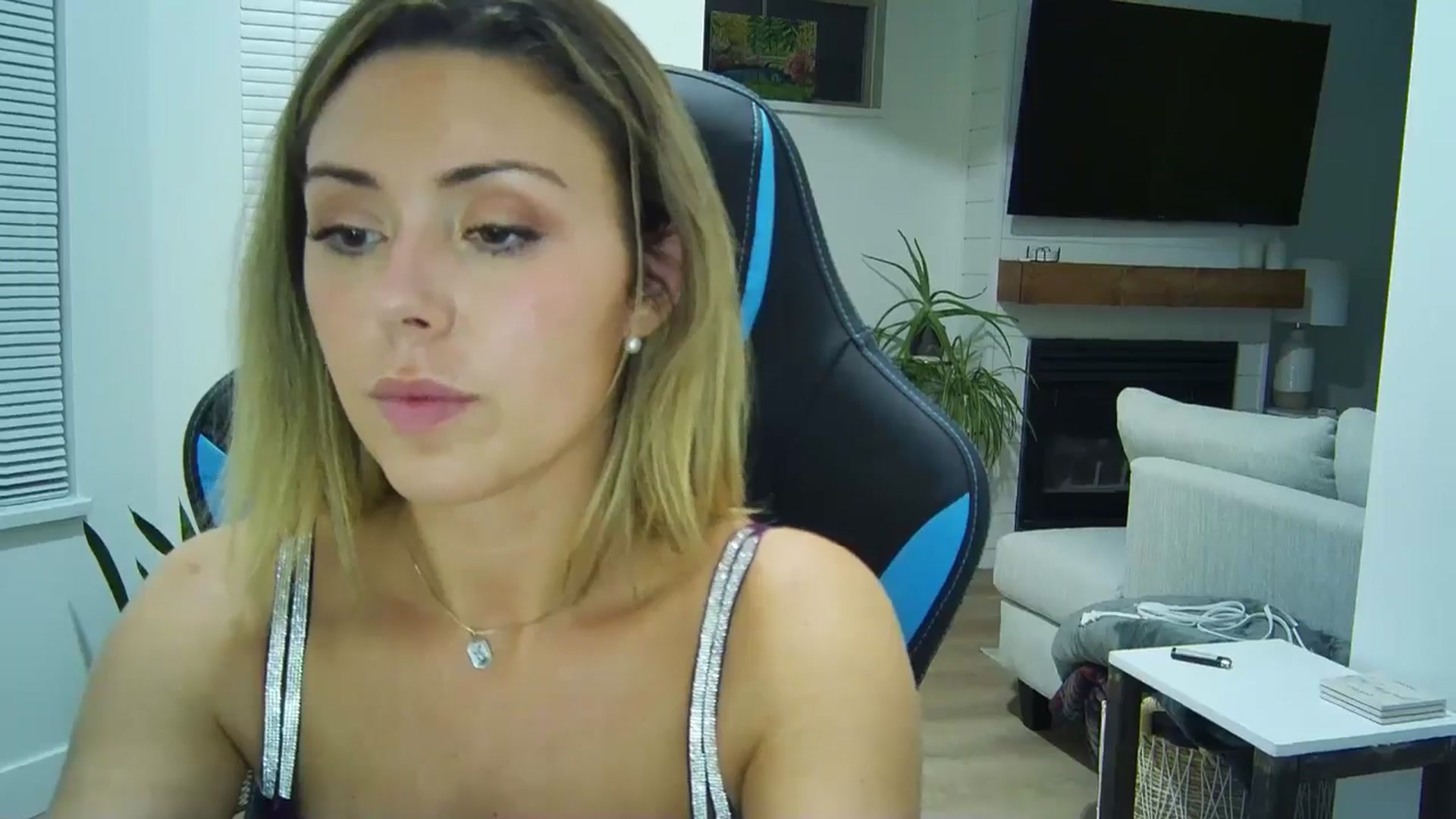 Gallery image thumbnail from Winxzyyy's myfreecams stream on, 08/23/2024, 07:03 image 18 of 20