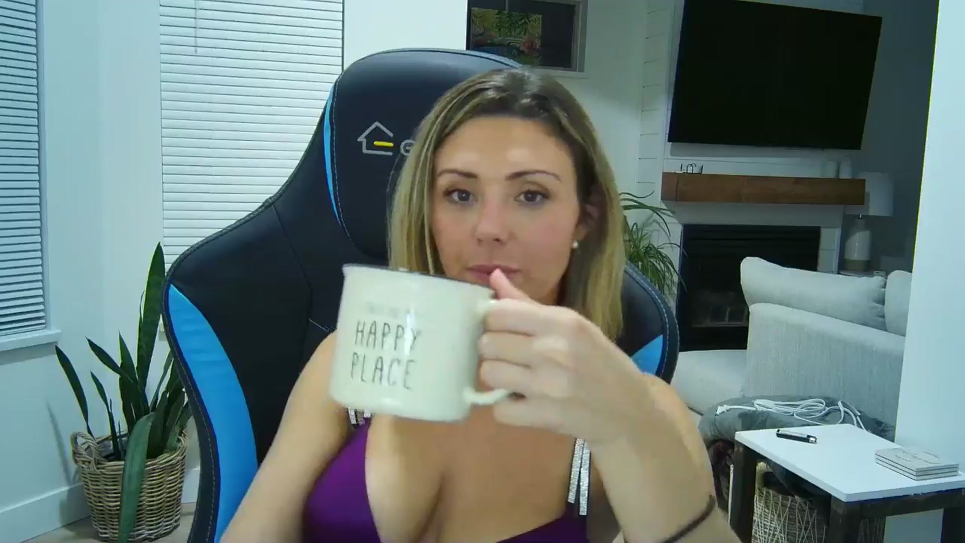 Gallery image thumbnail from Winxzyyy's myfreecams stream on, 08/23/2024, 07:03 image 17 of 20