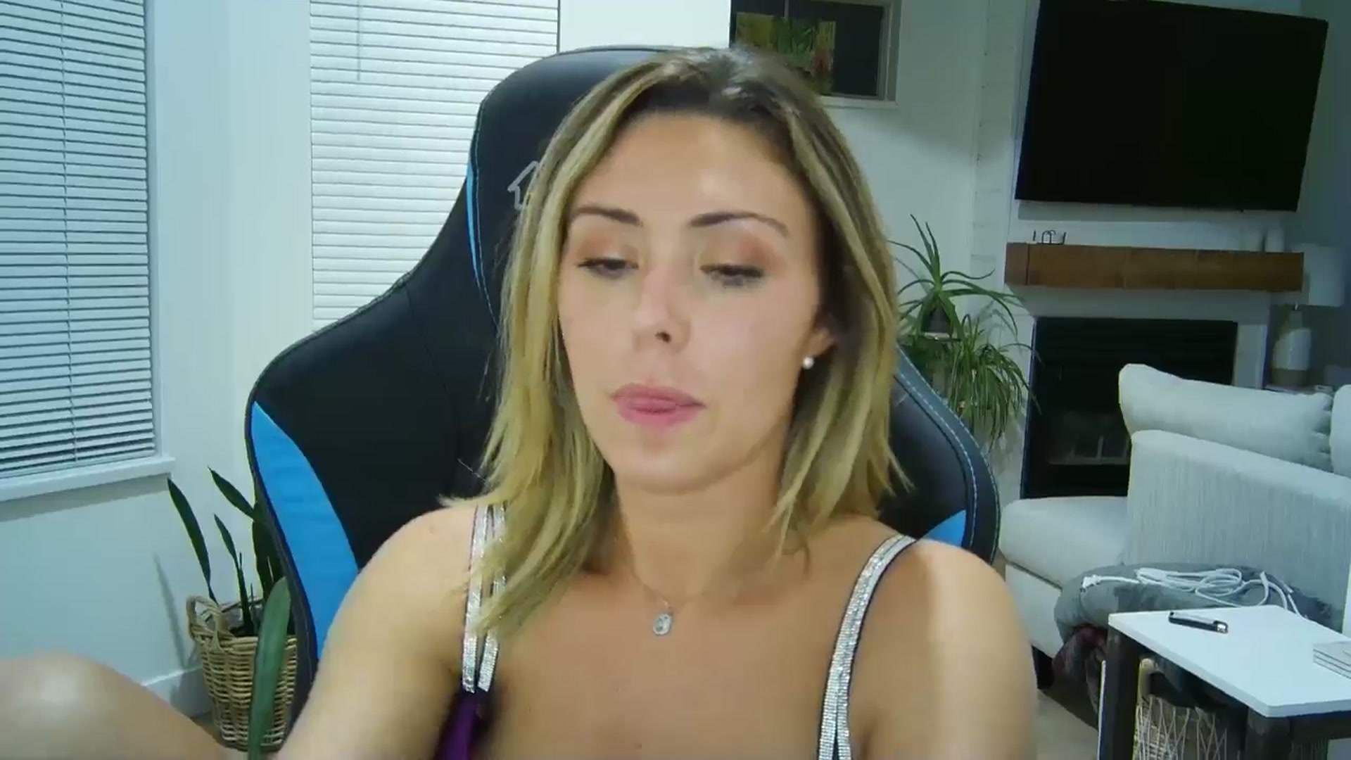 Gallery image thumbnail from Winxzyyy's myfreecams stream on, 08/23/2024, 07:03 image 14 of 20