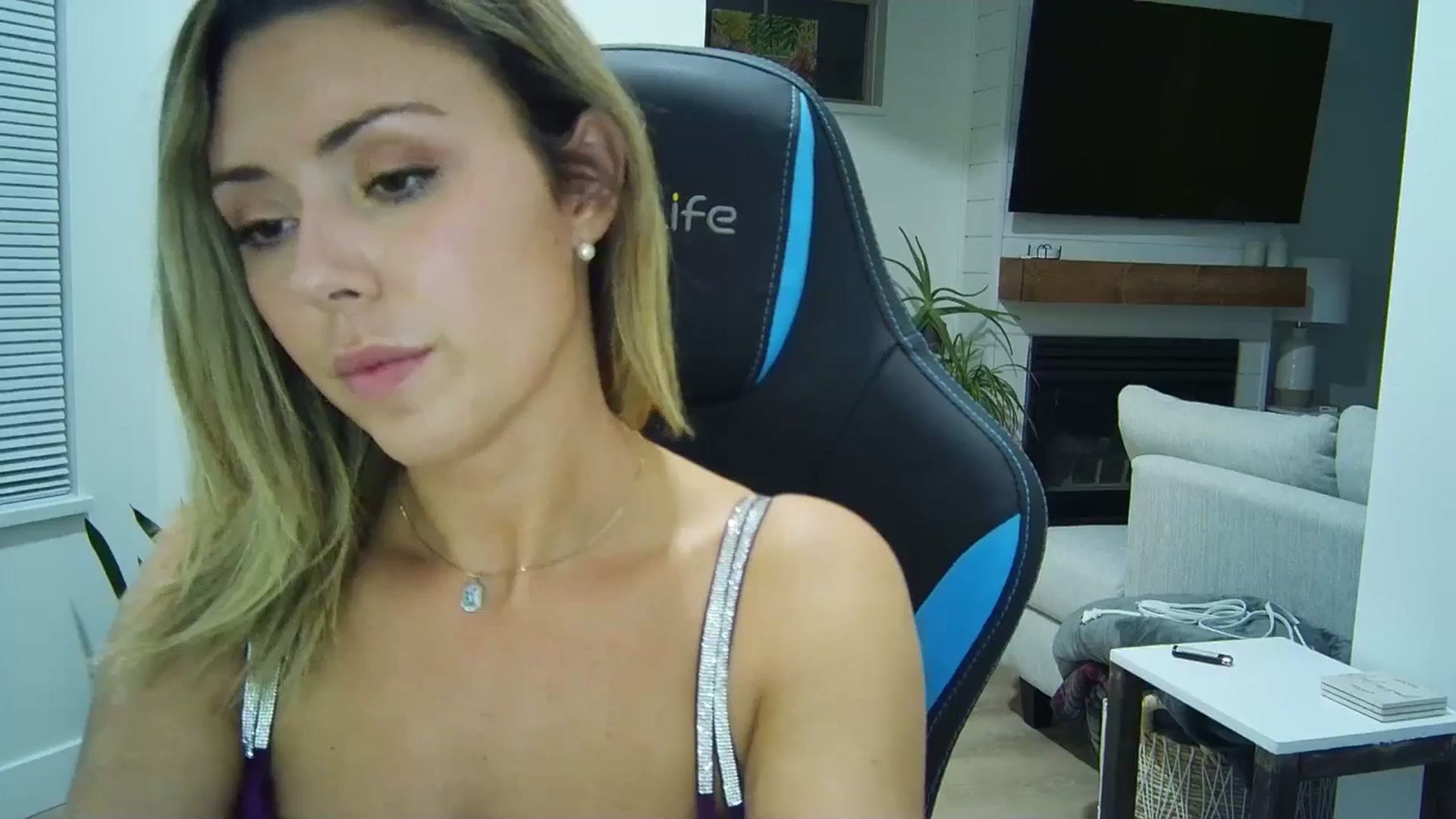 Gallery image thumbnail from Winxzyyy's myfreecams stream on, 08/23/2024, 07:03 image 20 of 20