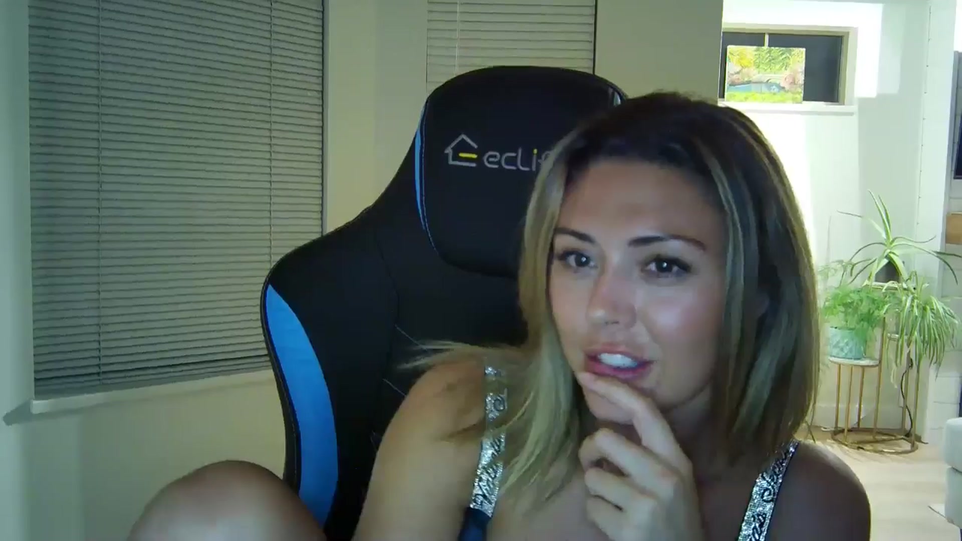 Gallery image thumbnail from Winxzyyy's myfreecams stream on, 09/01/2024, 06:08 image 17 of 20