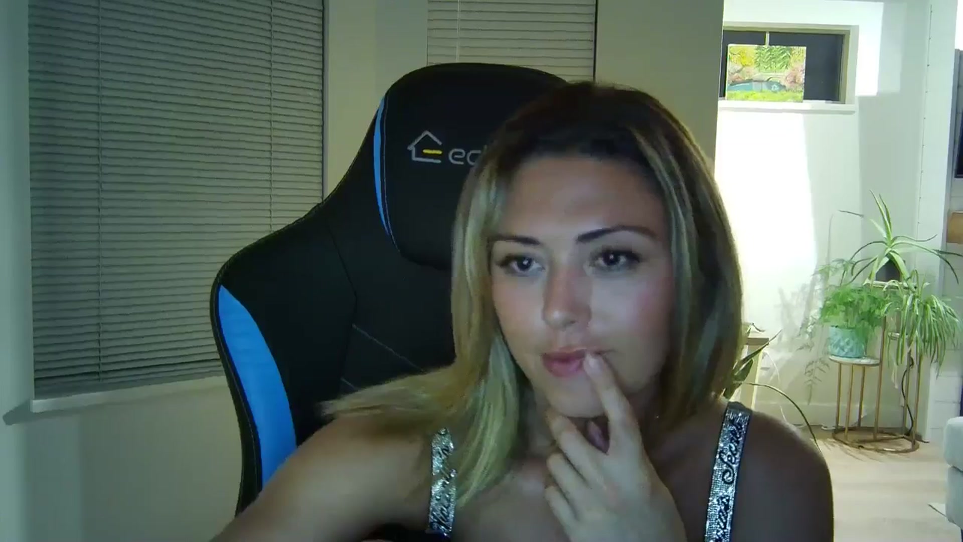 Gallery image thumbnail from Winxzyyy's myfreecams stream on, 09/01/2024, 06:08 image 16 of 20