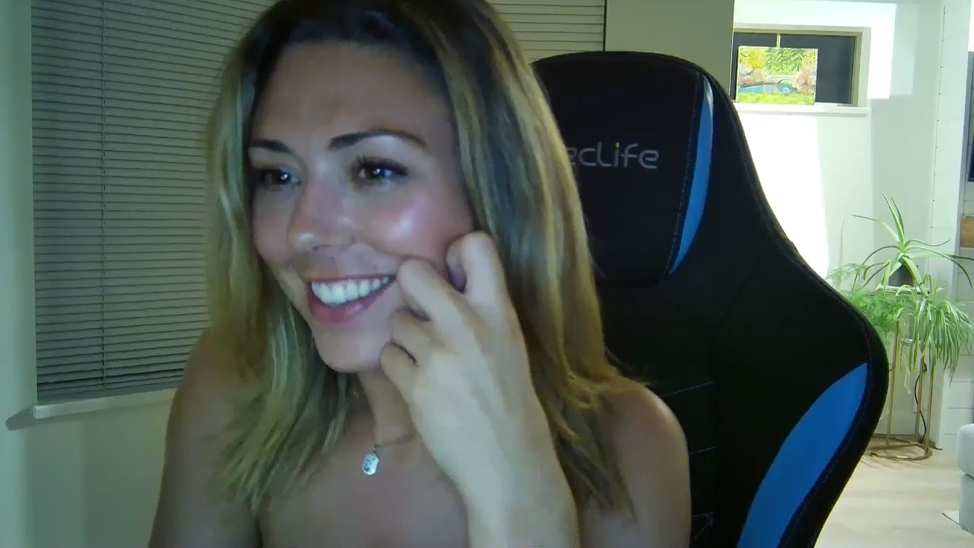 Gallery image thumbnail from Winxzyyy's myfreecams stream on, 09/01/2024, 06:49 image 13 of 20