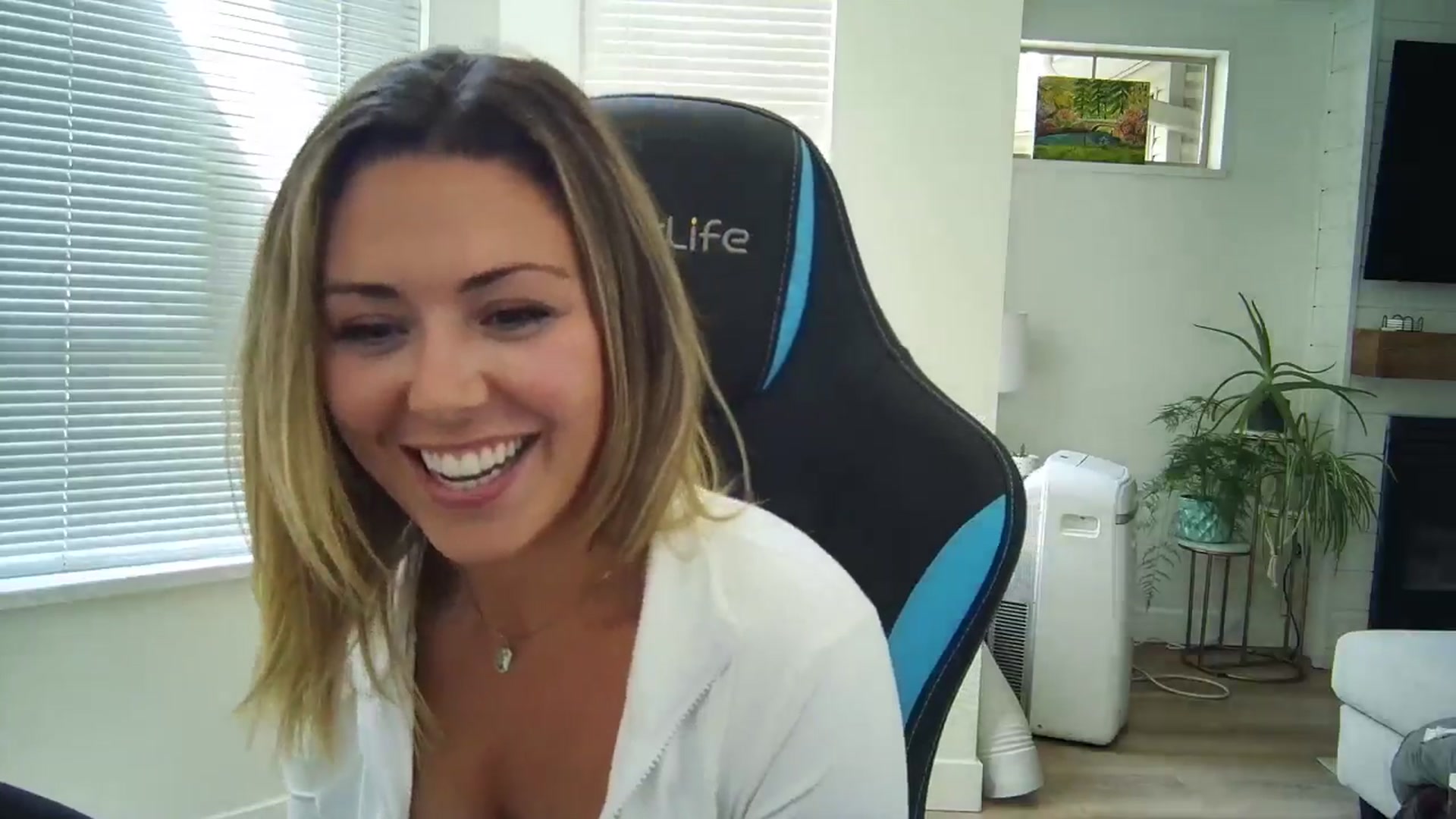 Gallery image thumbnail from Winxzyyy's myfreecams stream on, 09/01/2024, 21:42 image 12 of 20