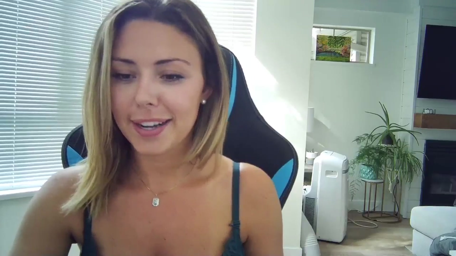 Gallery image thumbnail from Winxzyyy's myfreecams stream on, 09/01/2024, 23:22 image 12 of 20