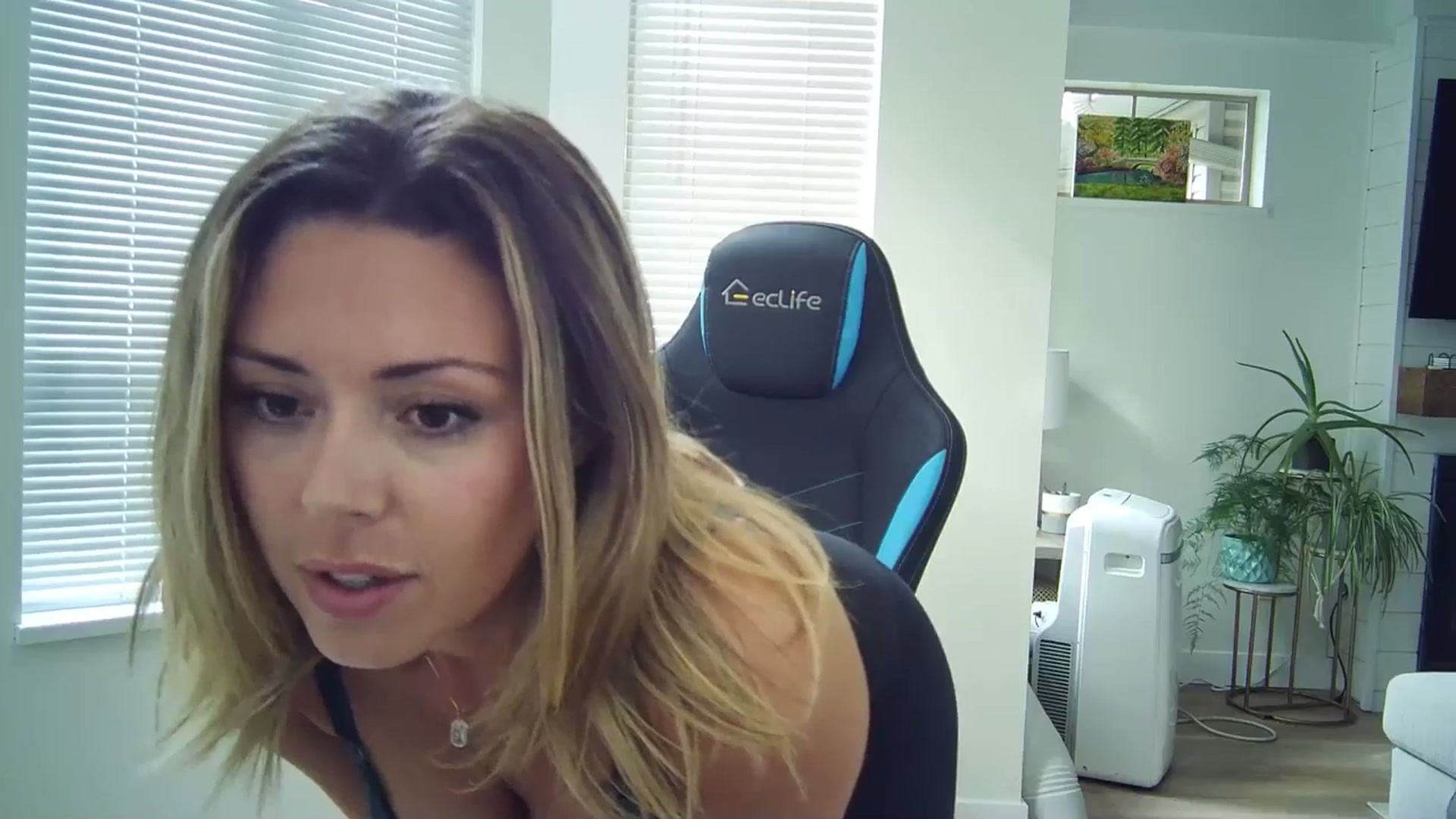 Gallery image thumbnail from Winxzyyy's myfreecams stream on, 09/01/2024, 23:22 image 17 of 20
