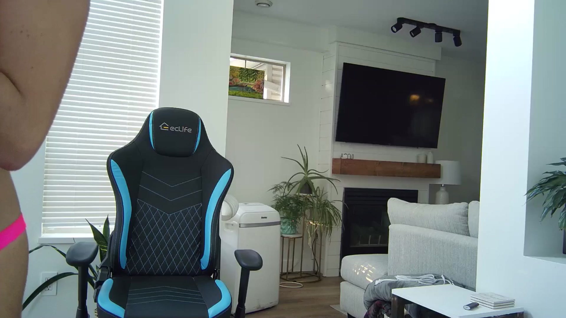 Gallery image thumbnail from Winxzyyy's myfreecams stream on, 09/04/2024, 02:14 image 15 of 20
