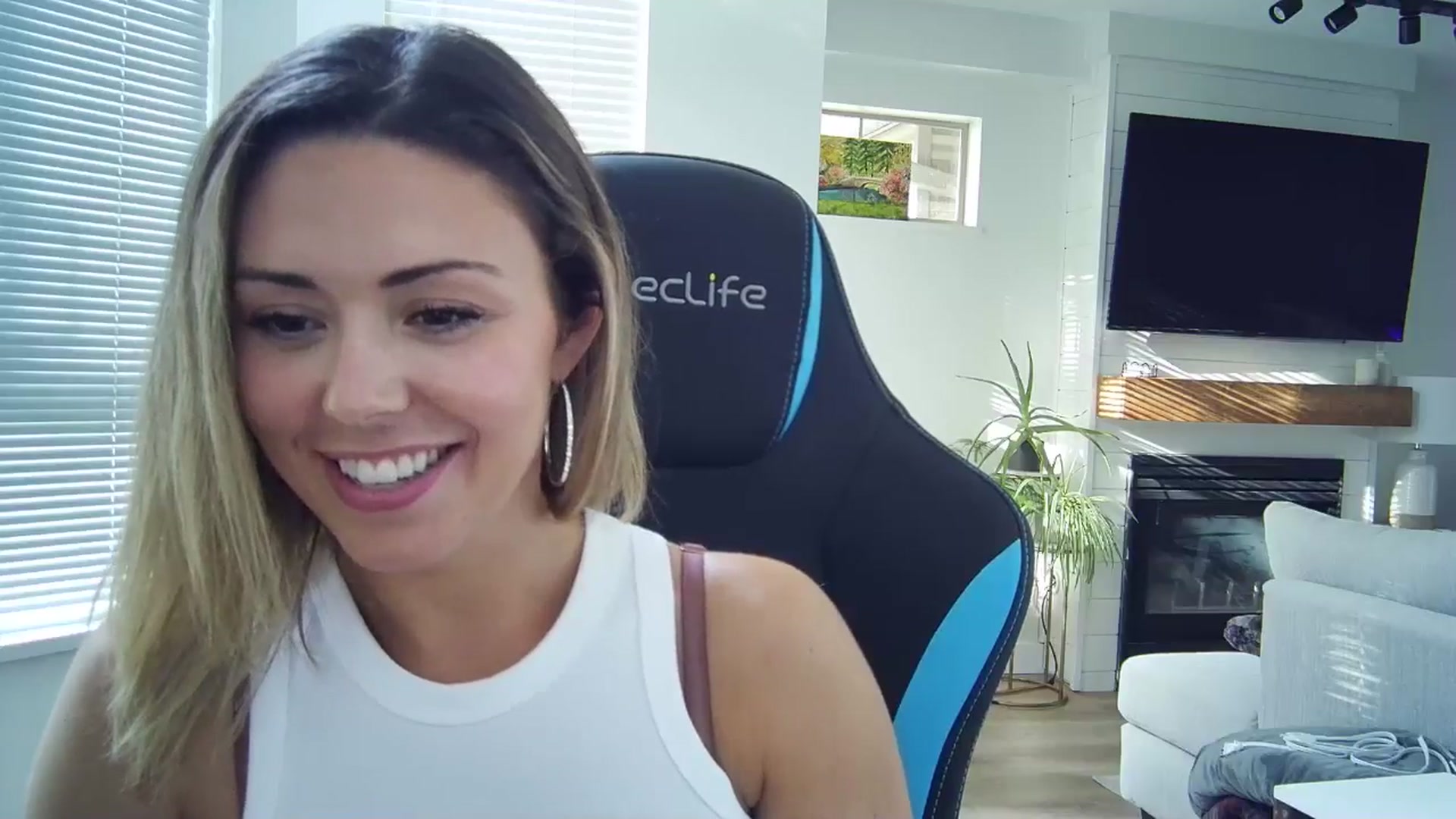 Gallery image thumbnail from Winxzyyy's myfreecams stream on, 09/11/2024, 01:44 image 4 of 20