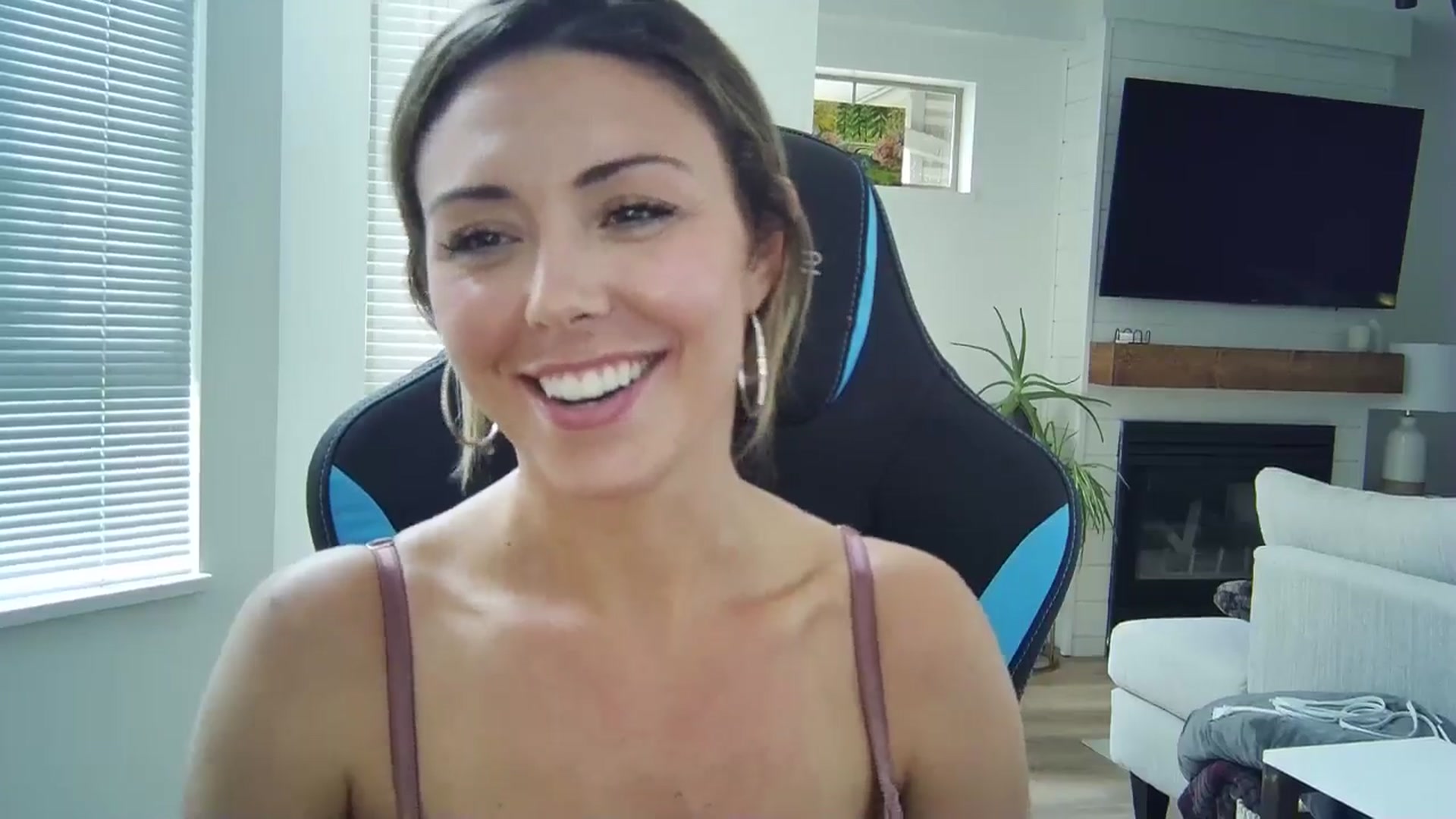 Gallery image thumbnail from Winxzyyy's myfreecams stream on, 09/11/2024, 01:44 image 11 of 20