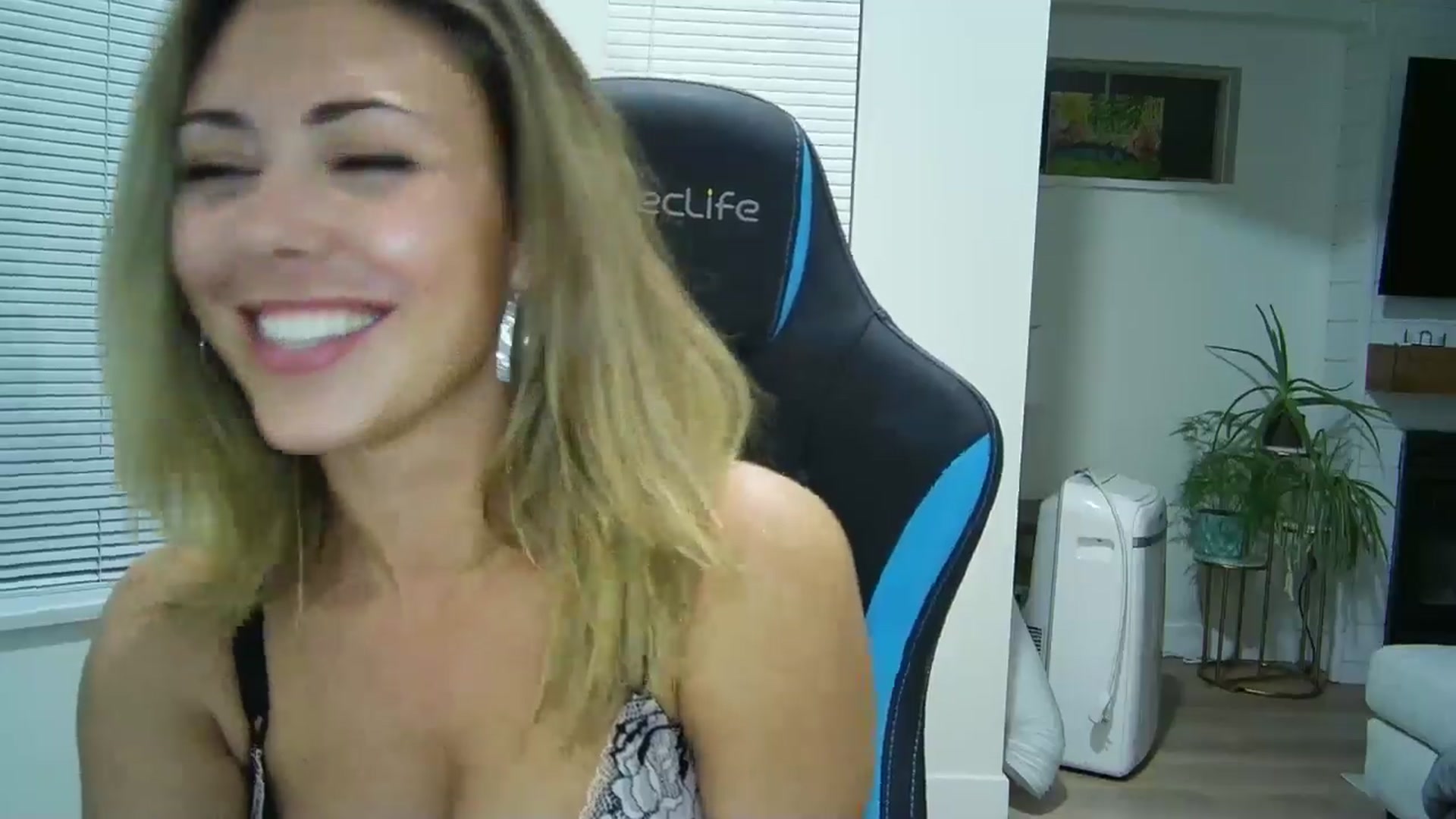 Gallery image thumbnail from Winxzyyy's myfreecams stream on, 09/15/2024, 09:22 image 17 of 20