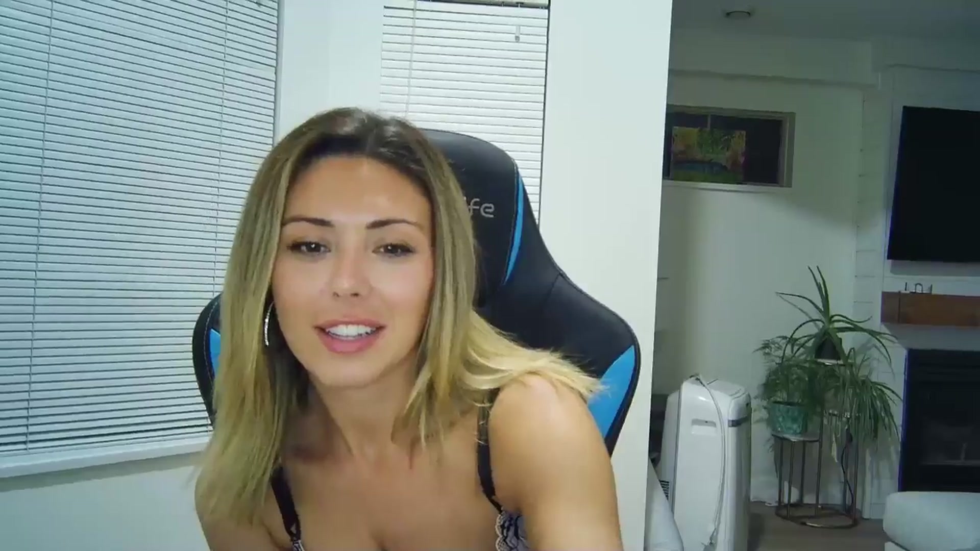 Gallery image thumbnail from Winxzyyy's myfreecams stream on, 09/15/2024, 09:22 image 8 of 20