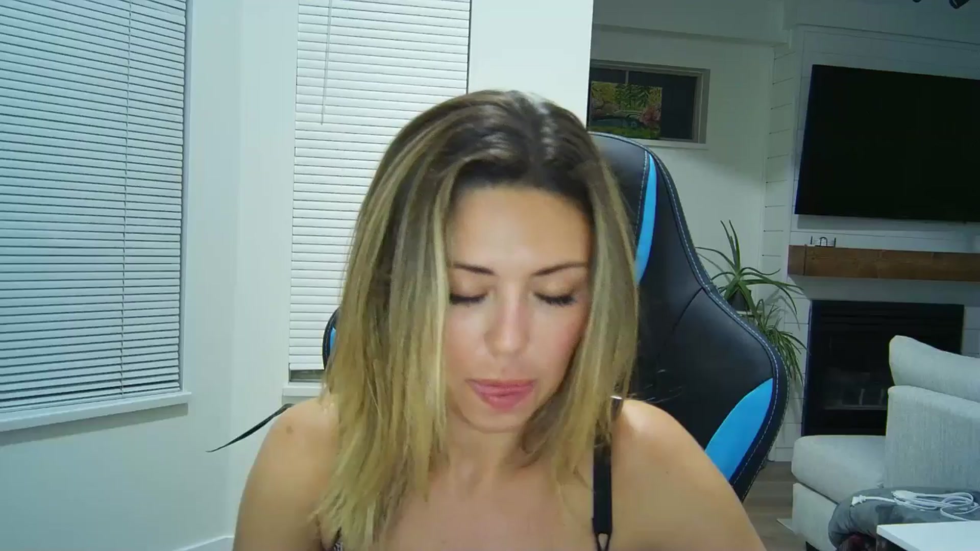 Gallery image thumbnail from Winxzyyy's myfreecams stream on, 09/15/2024, 10:41 image 1 of 20