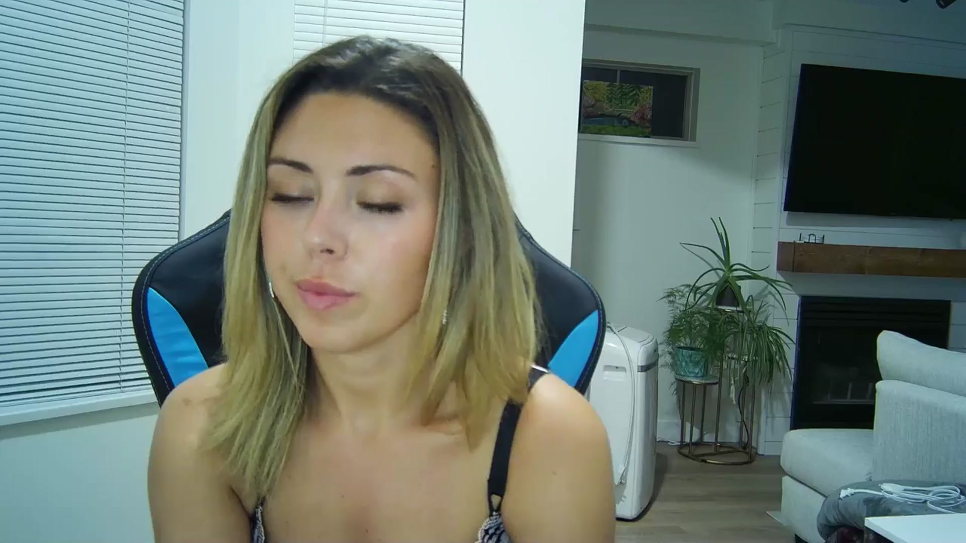 Gallery image thumbnail from Winxzyyy's myfreecams stream on, 09/15/2024, 10:41 image 15 of 20
