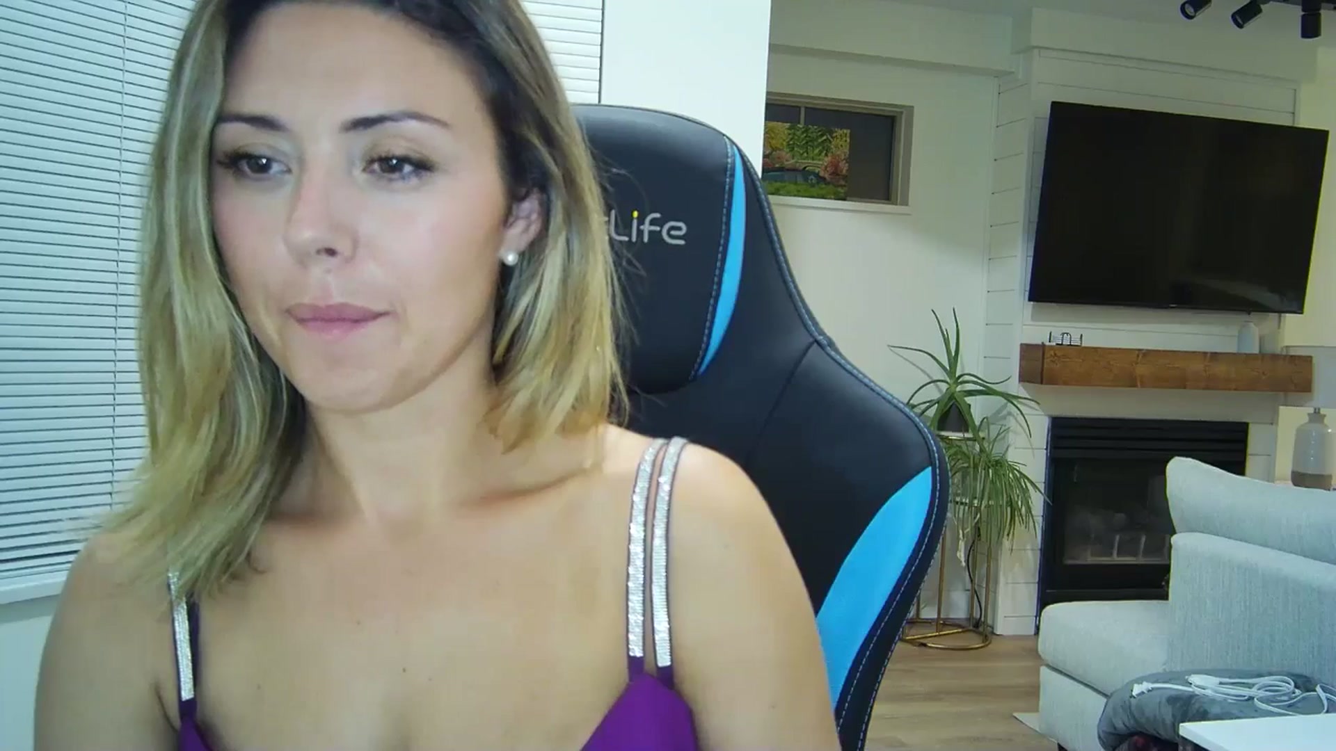 Gallery image thumbnail from Winxzyyy's myfreecams stream on, 09/19/2024, 06:40 image 9 of 20
