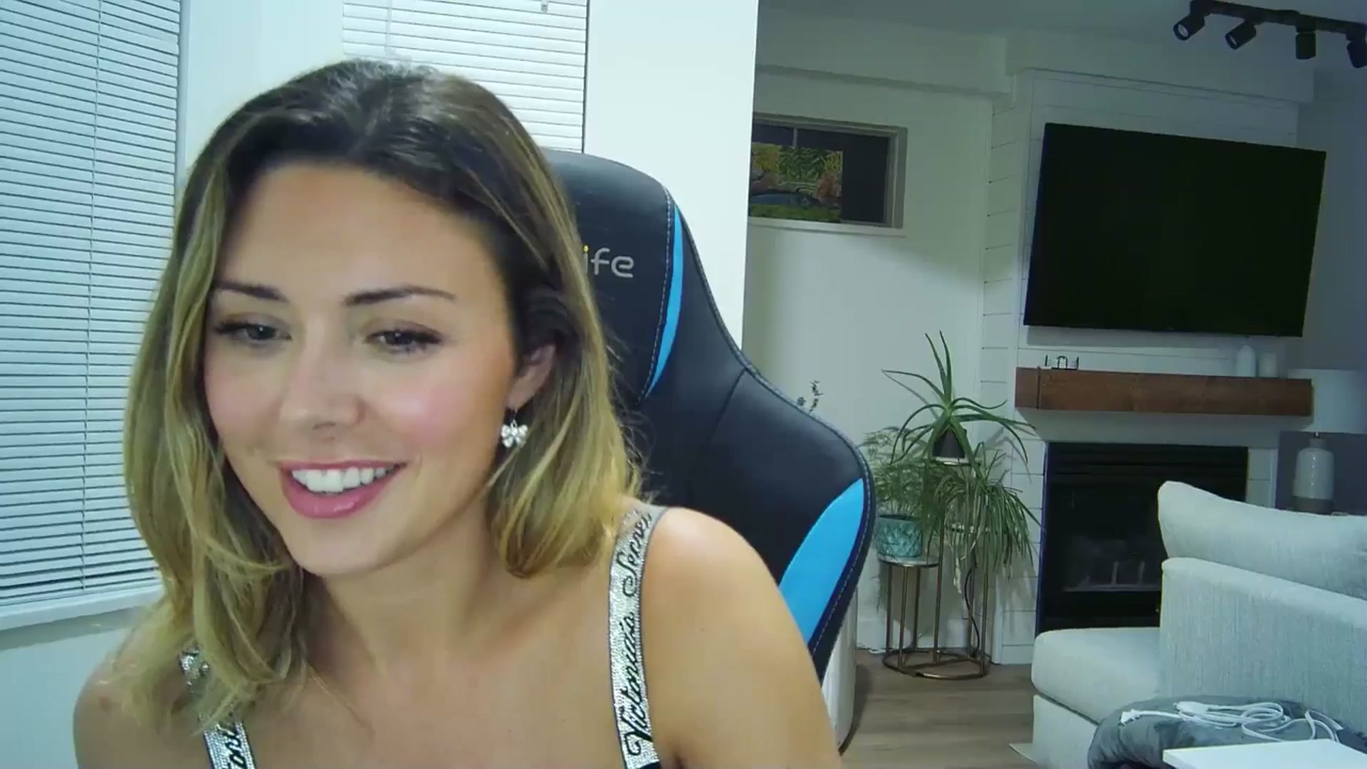 Gallery image thumbnail from Winxzyyy's myfreecams stream on, 09/20/2024, 04:49 image 6 of 20