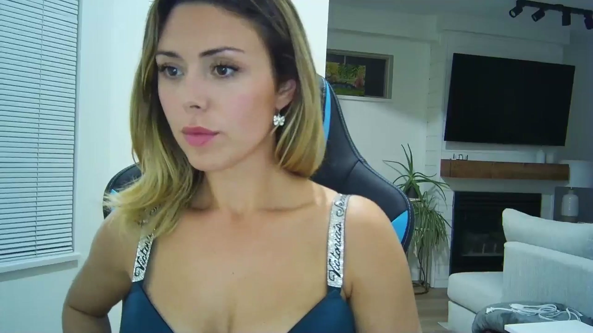 Gallery image thumbnail from Winxzyyy's myfreecams stream on, 09/20/2024, 04:49 image 11 of 20