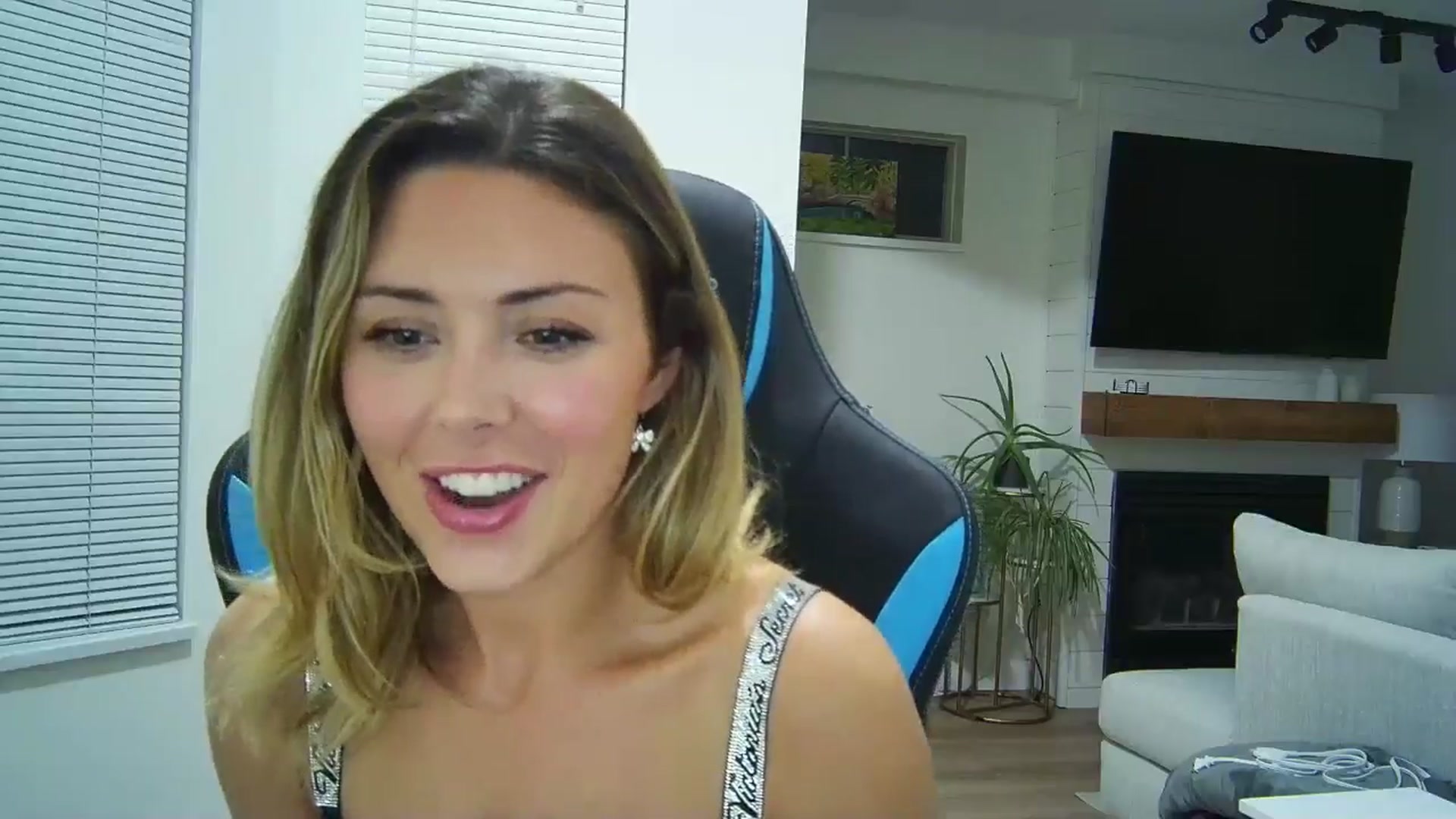 Gallery image thumbnail from Winxzyyy's myfreecams stream on, 09/20/2024, 04:49 image 7 of 20