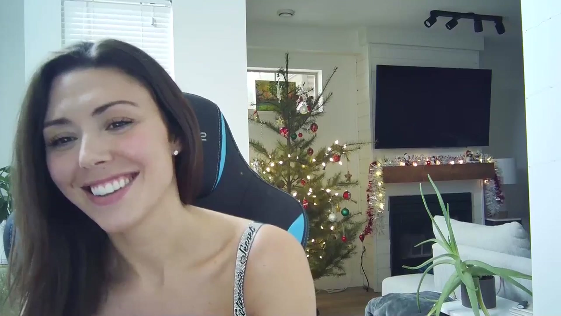 Gallery image thumbnail from Winxzyyy's myfreecams stream on, 12/27/2024, 21:40 image 11 of 20