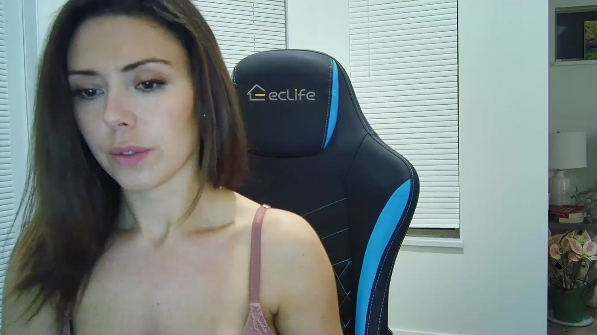 Gallery image thumbnail from Winxzyyy's myfreecams stream on, 01/06/2025, 02:20 image 12 of 20