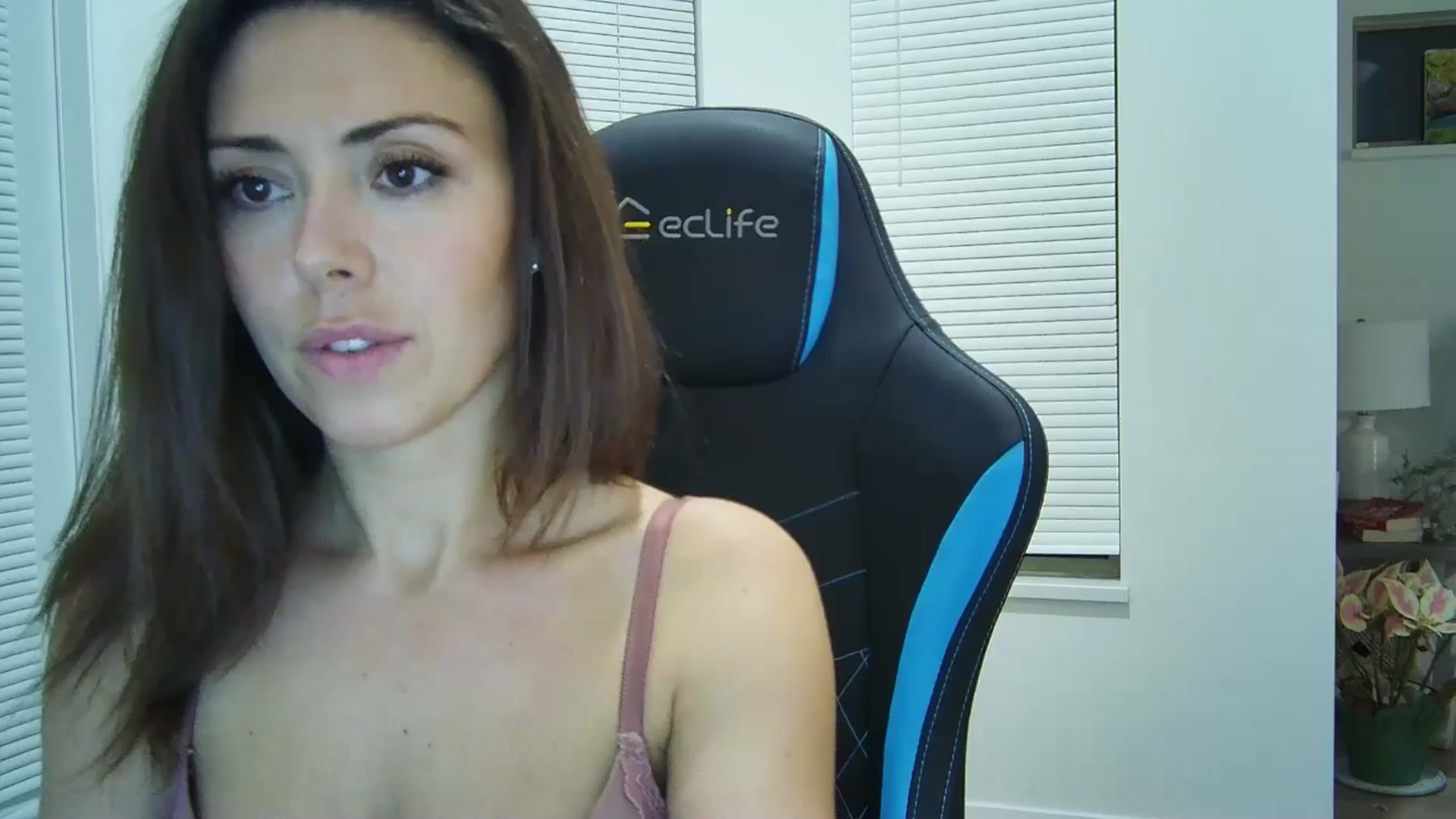 Gallery image thumbnail from Winxzyyy's myfreecams stream on, 01/06/2025, 02:20 image 15 of 20