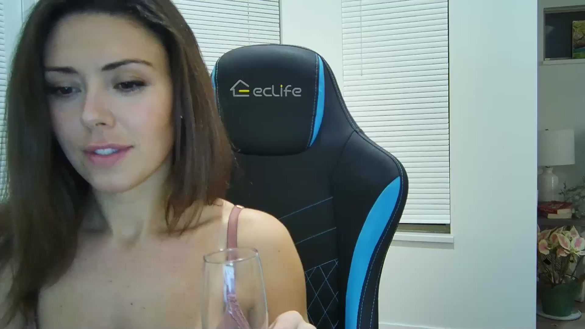 Gallery image thumbnail from Winxzyyy's myfreecams stream on, 01/06/2025, 02:20 image 16 of 20