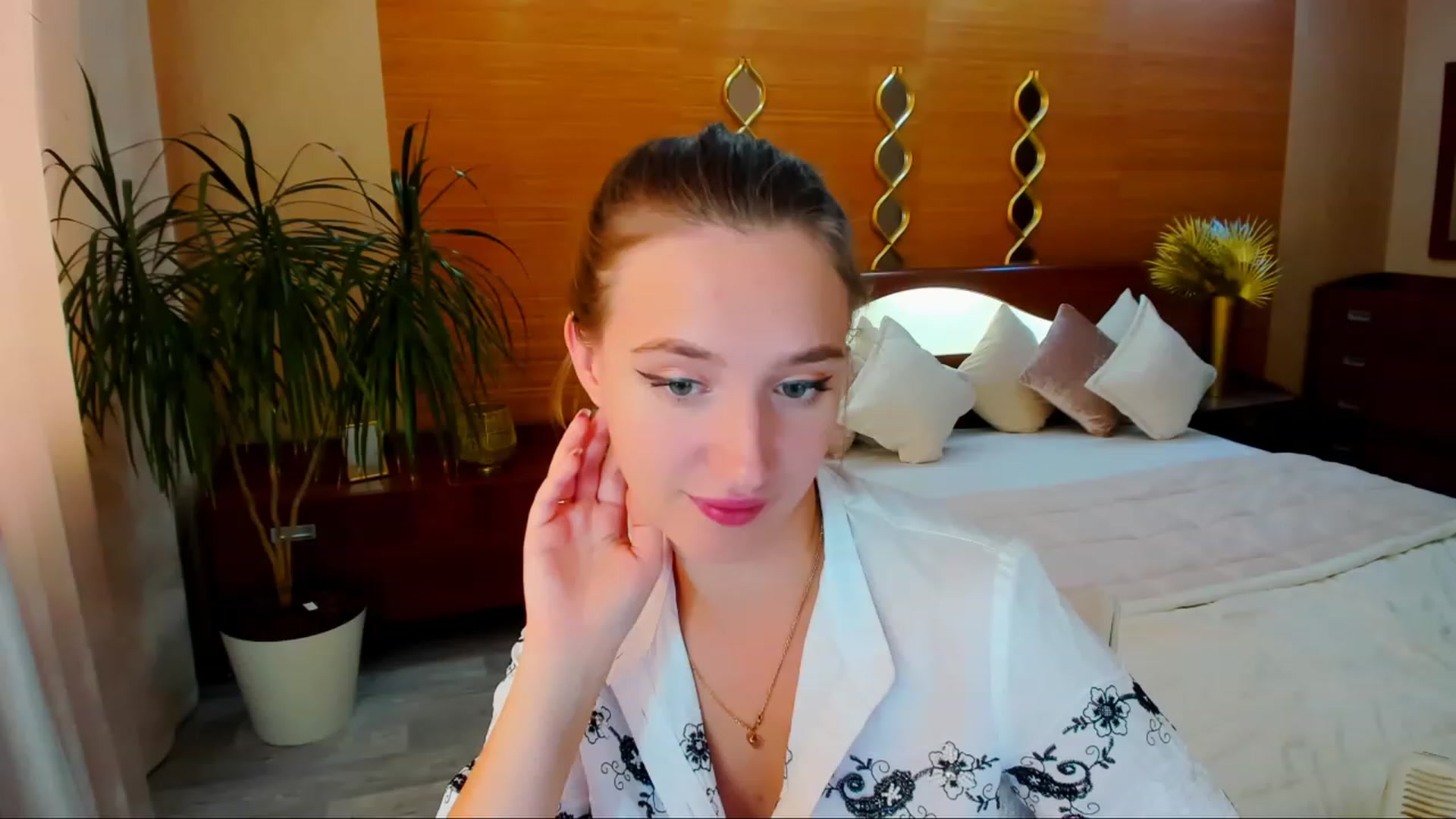 Gallery image thumbnail from WittyBunnyy's myfreecams stream on, 10/04/2023, 11:02 image 13 of 20
