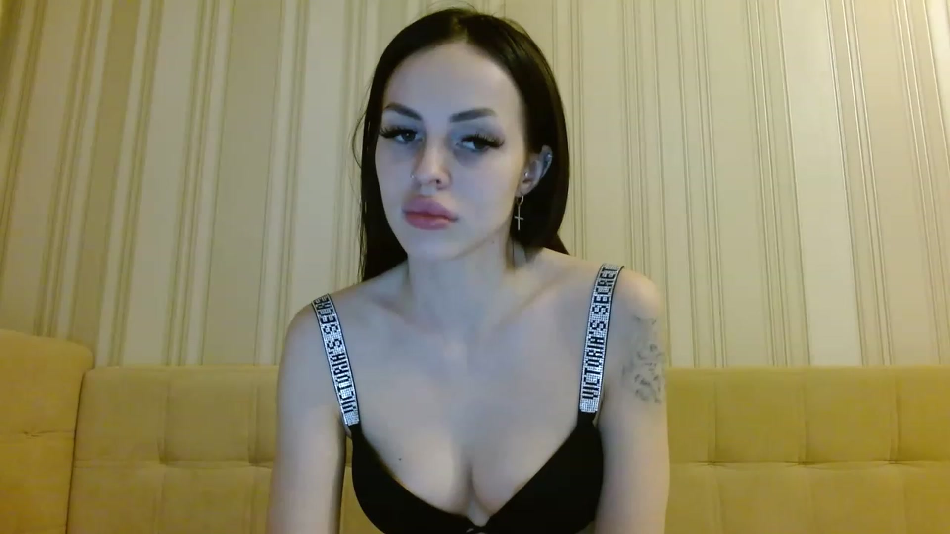 Gallery image thumbnail from WolfMAMA's myfreecams stream on, 02/07/2023, 06:07 image 18 of 20