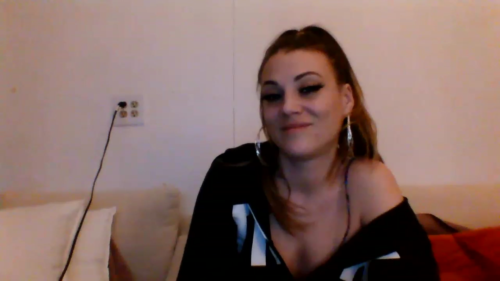 Gallery image thumbnail from WolfeinCA's myfreecams stream on, 02/11/2023, 06:10 image 18 of 20