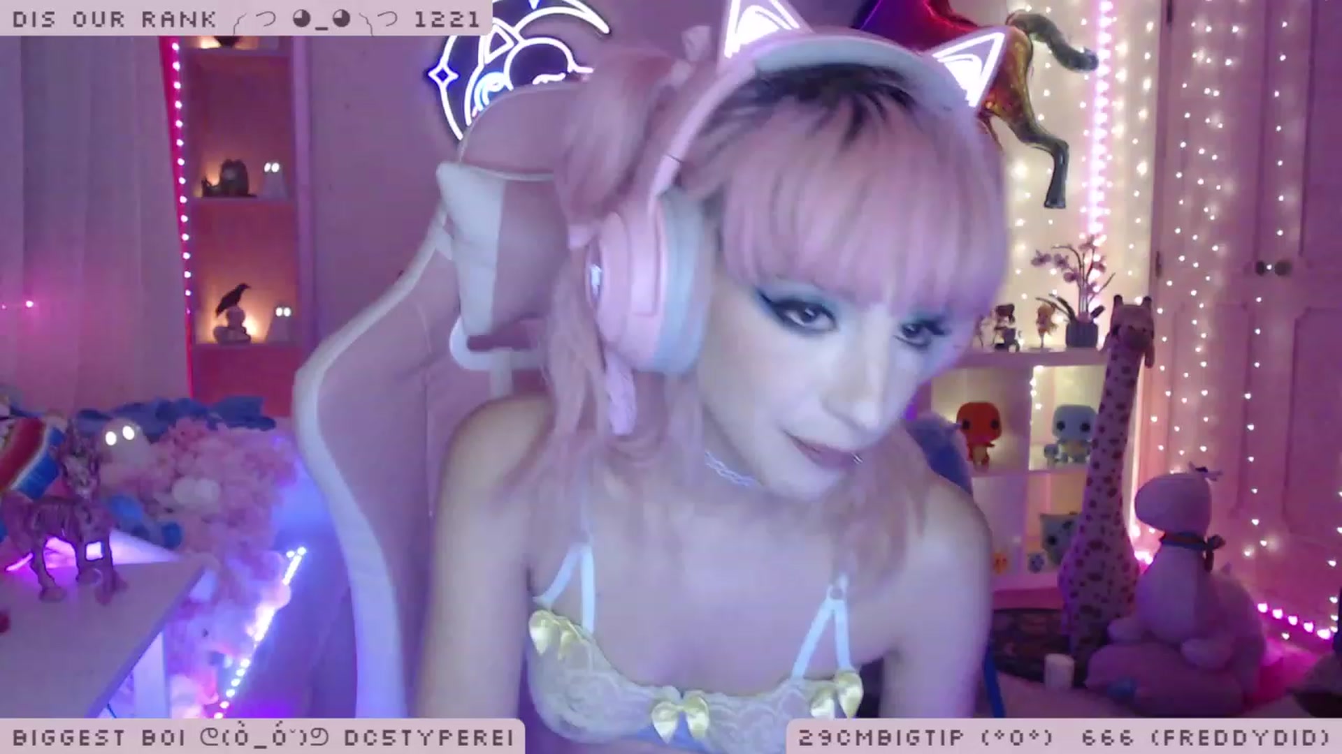 Gallery image thumbnail from WonderAna's myfreecams stream on, 11/23/2022, 02:11 image 10 of 20